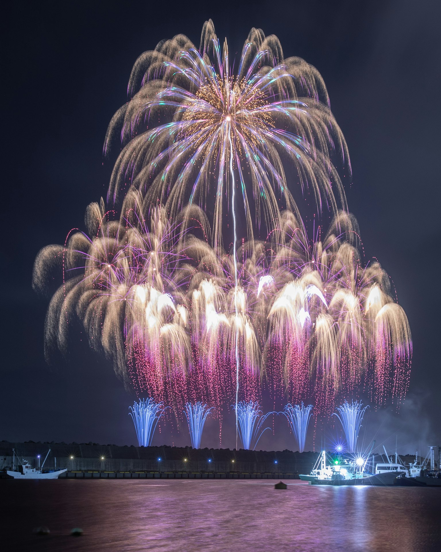 Spettacolo di fuochi d'artificio vivaci che illuminano il cielo notturno