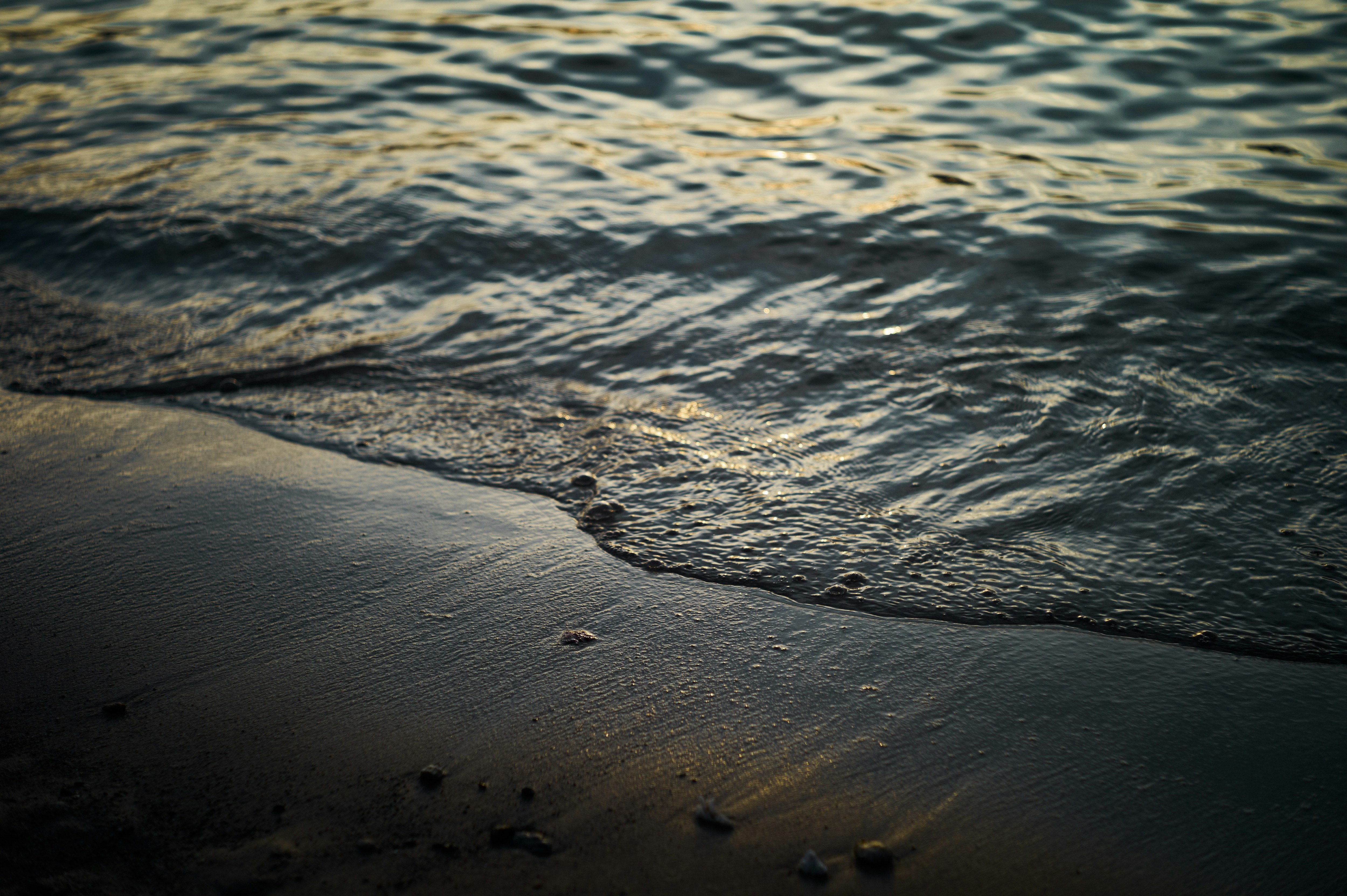 onde dell’oceano che arrivano su una spiaggia di sabbia