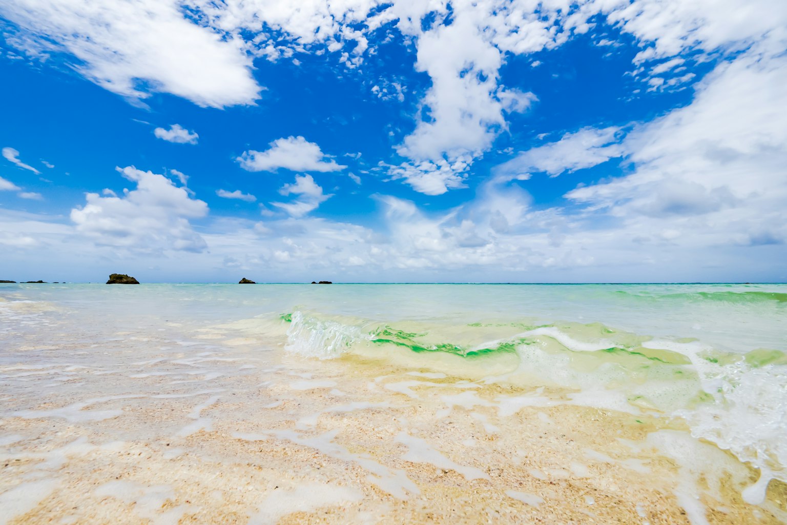 美丽的海滩景色蓝天和白云清澈的海水和沙滩