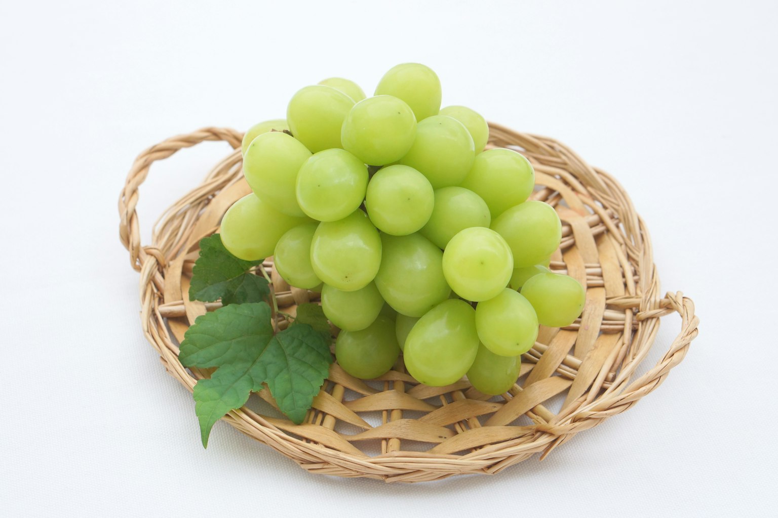 Raisin vert frais dans un panier tressé
