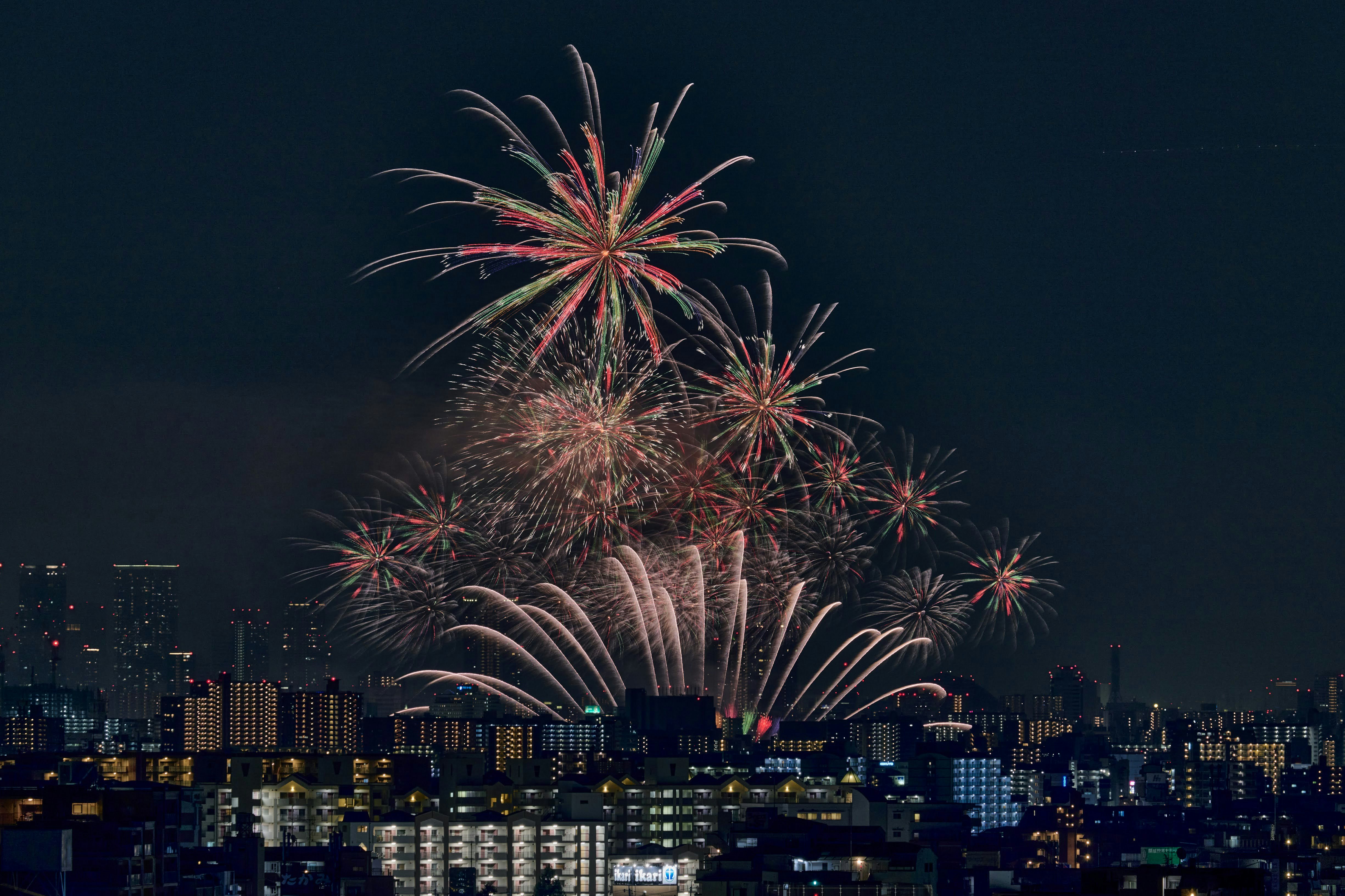夜空に打ち上がる花火と街の夜景