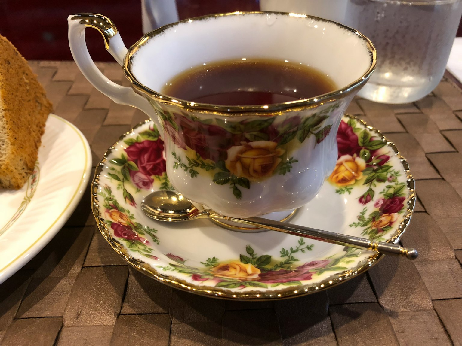 Tazza da tè e piattino con decorazioni floreali e tè
