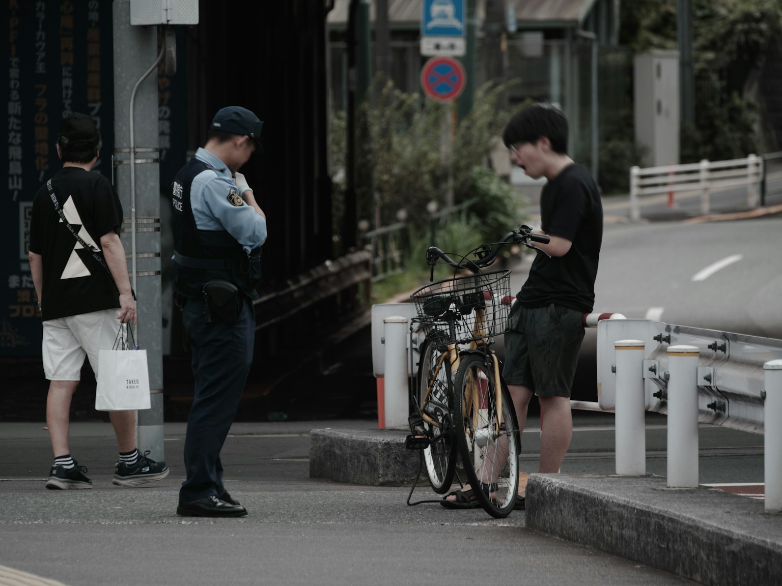 Szene eines Polizisten, der mit einem Mann neben einem Fahrrad spricht