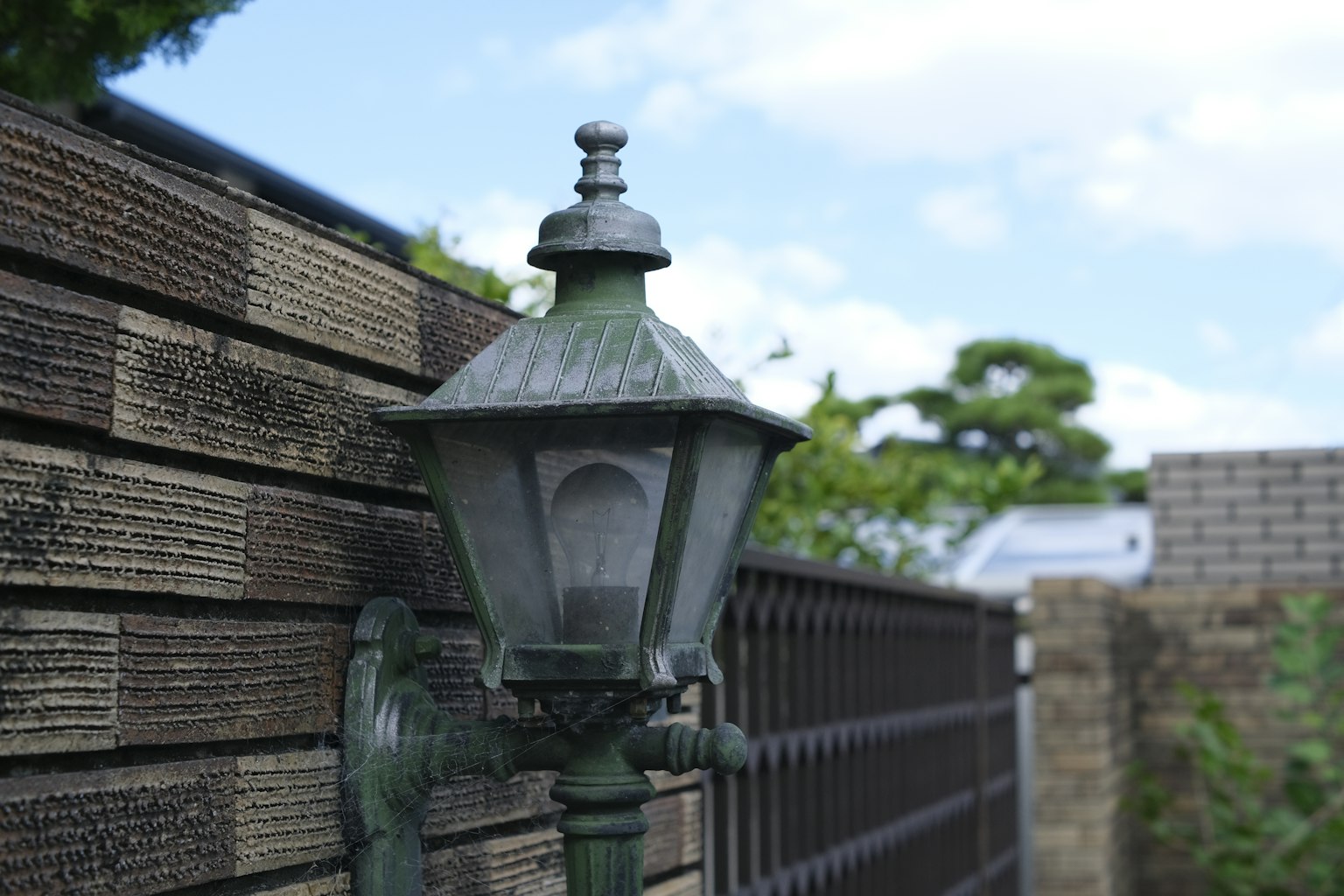 Farola vintage junto a un muro de ladrillos