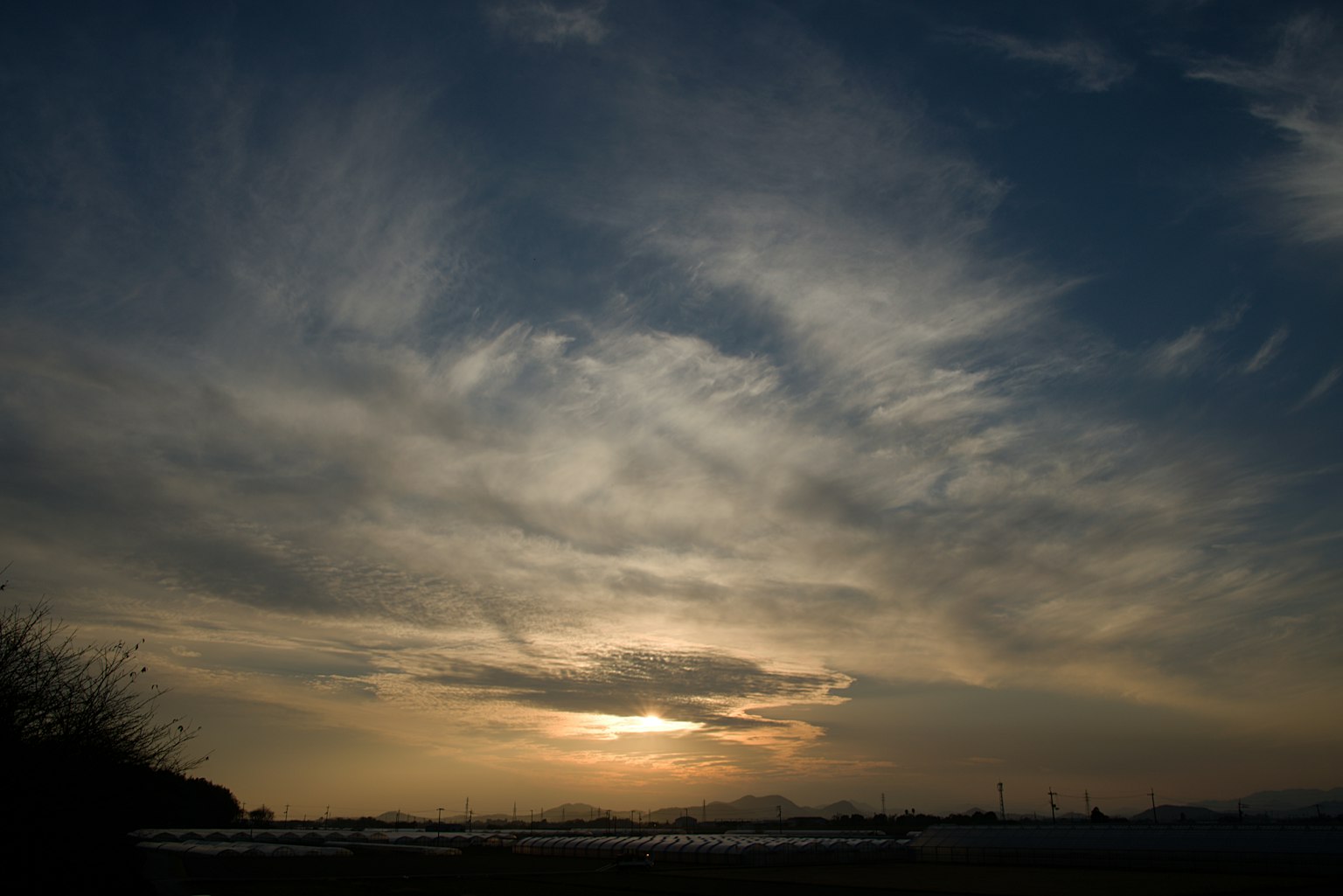 Bellissimi motivi nuvolosi nel cielo al tramonto