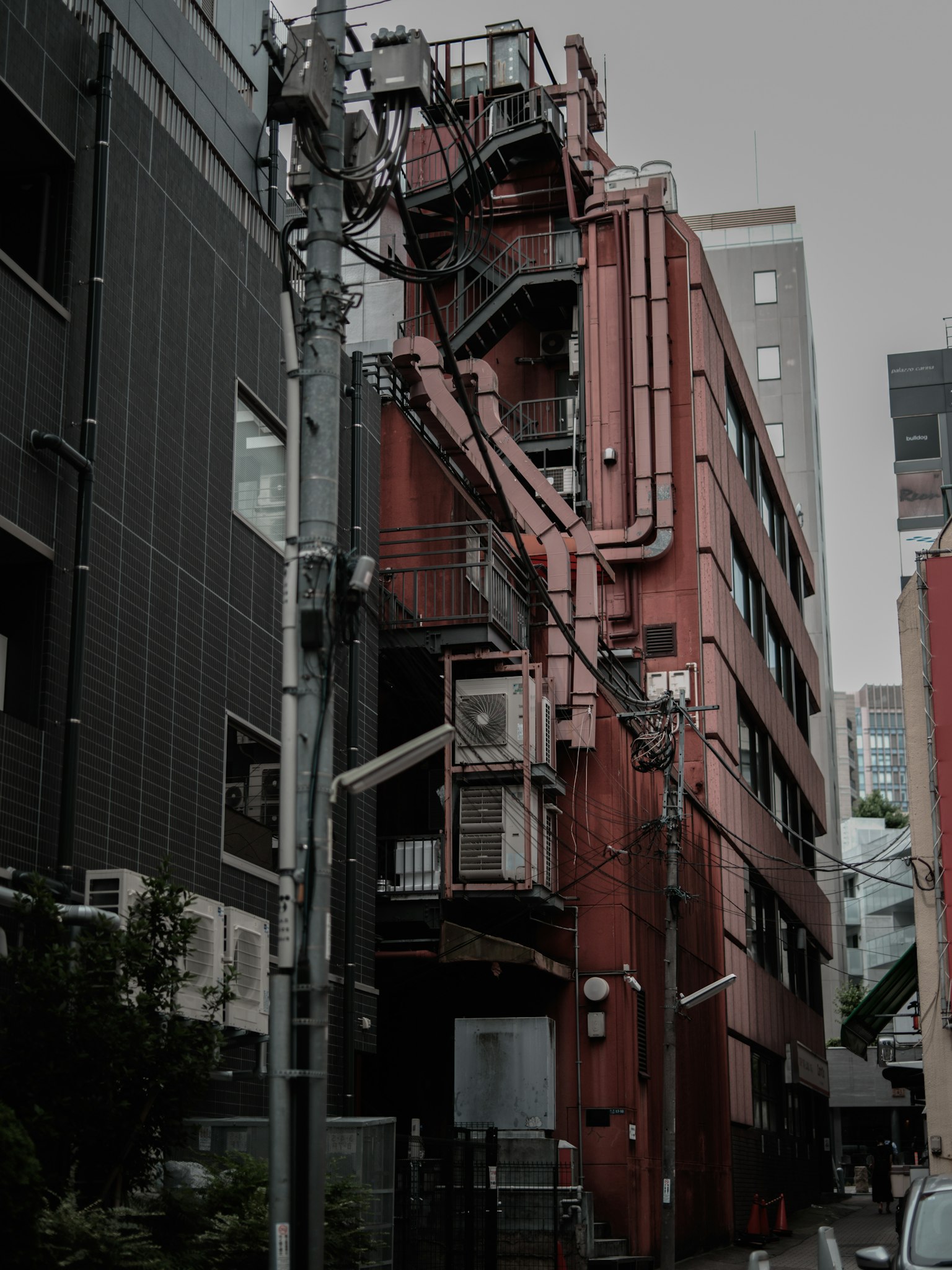 Scena urbana con un edificio rosso e pali della luce