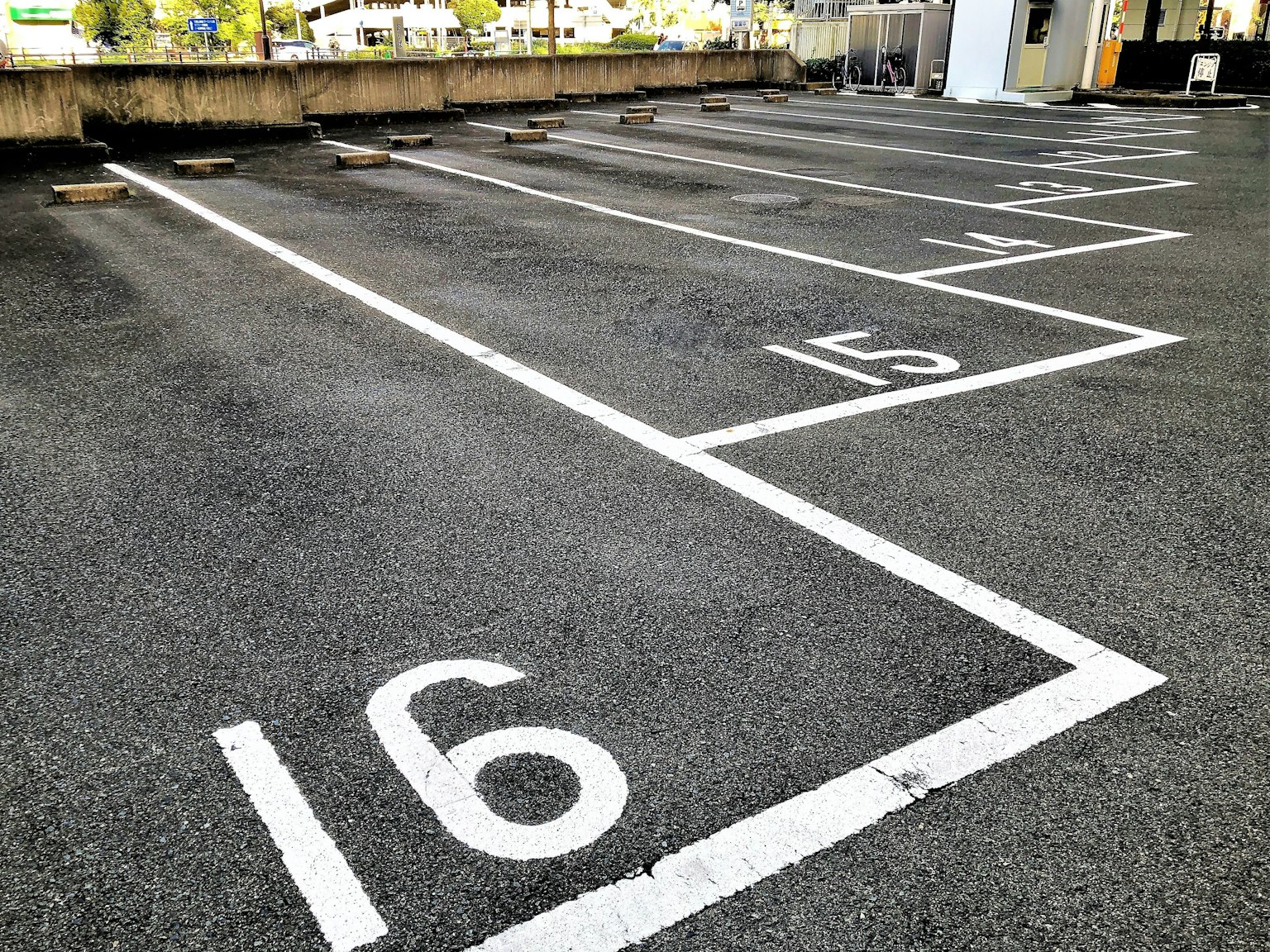 Imagen de espacios de estacionamiento numerados en un estacionamiento