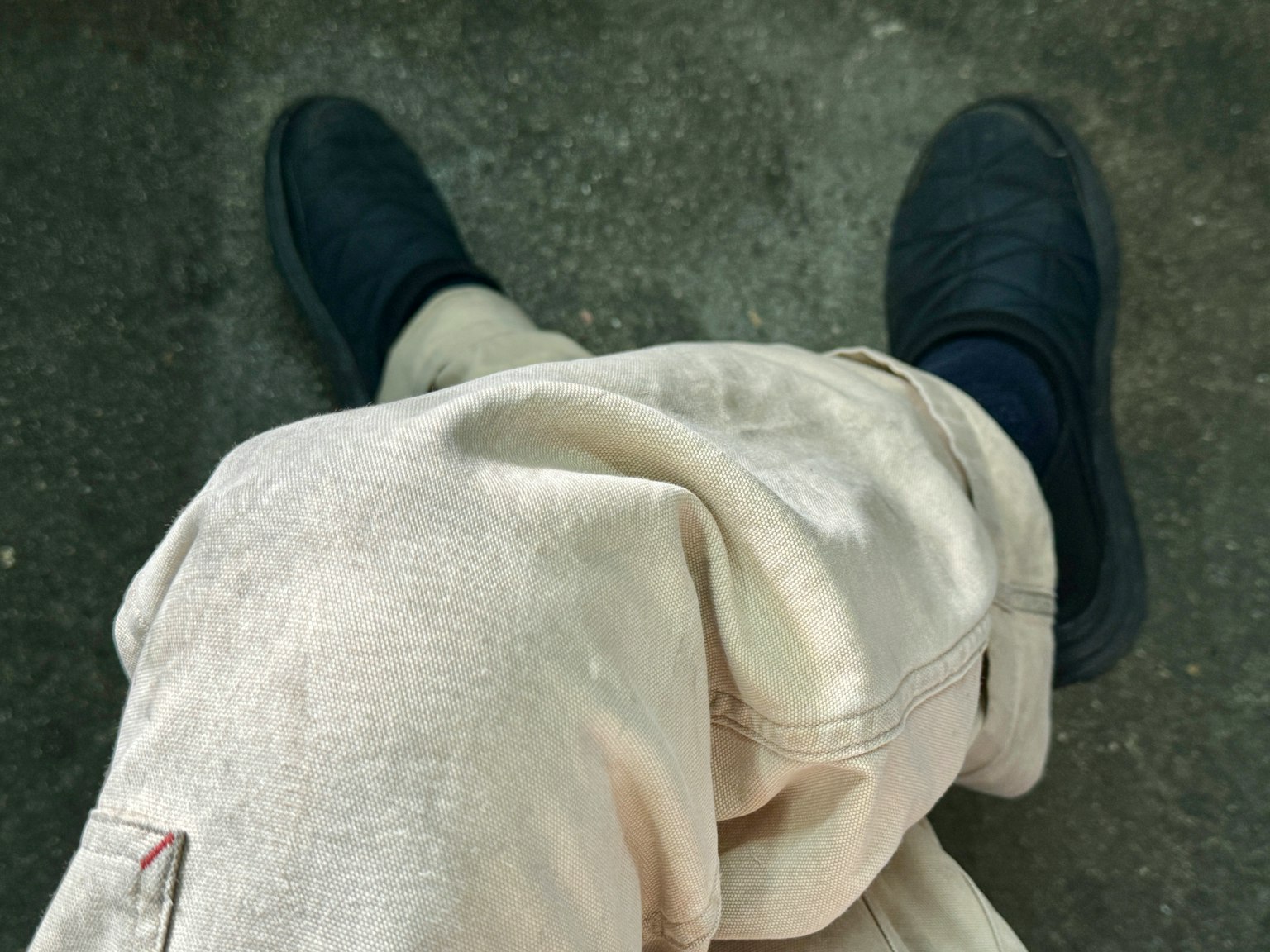 Pantaloni beige incrociati al ginocchio con scarpe nere