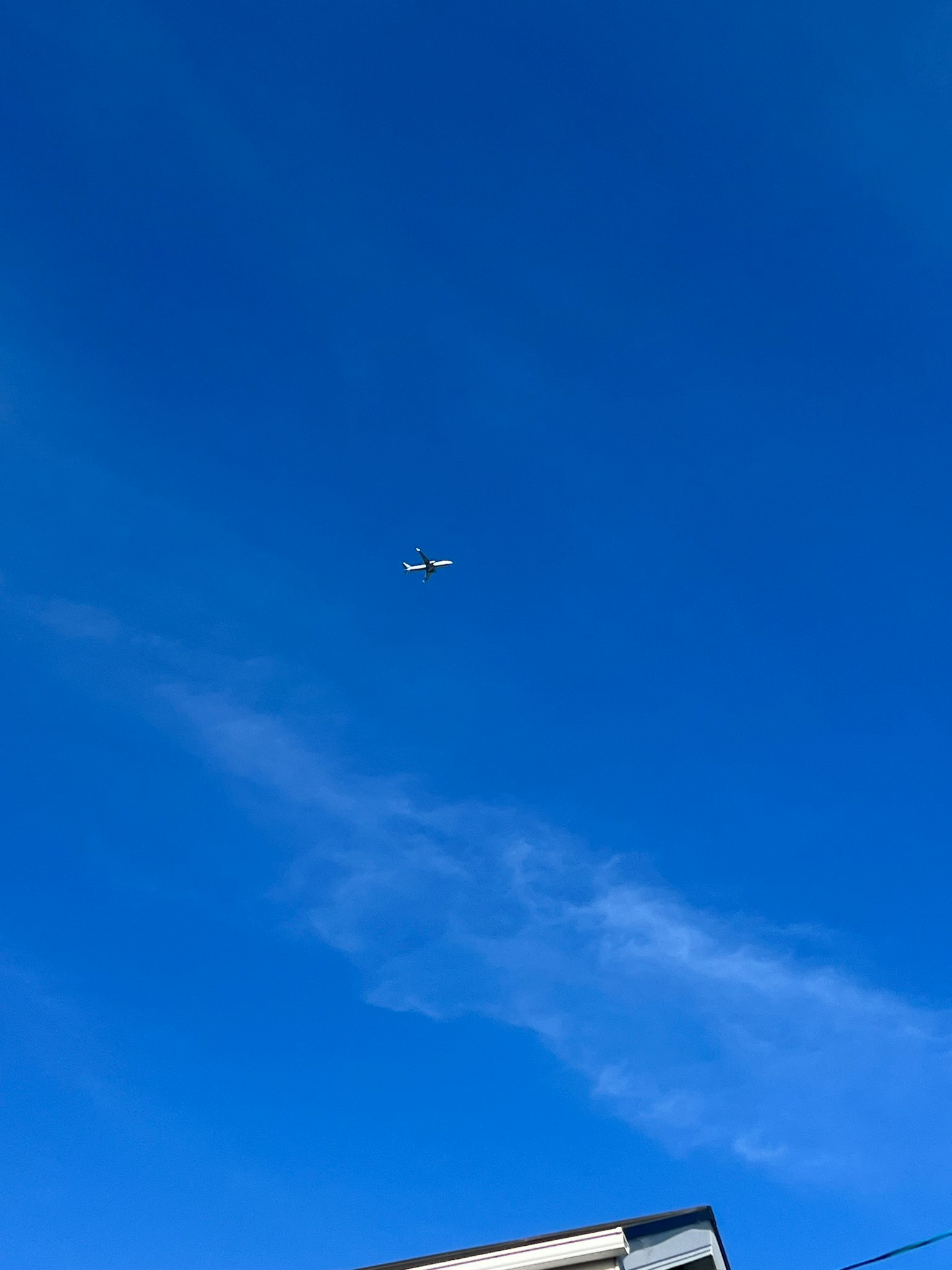 Gambar pesawat terbang di langit biru yang cerah