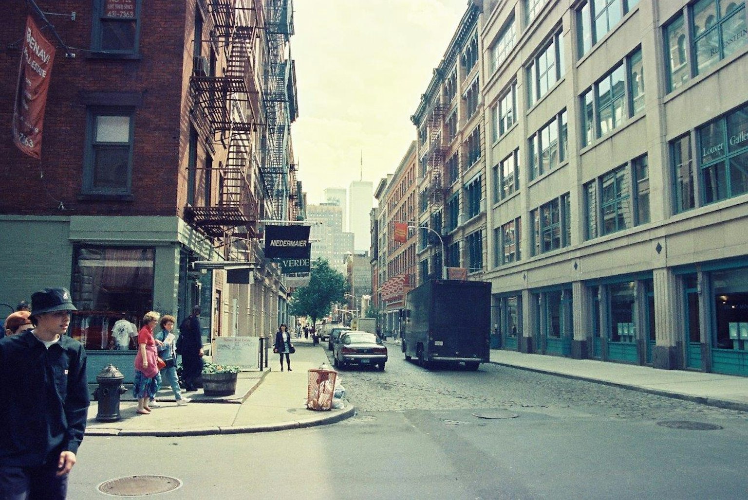 Vue de rue de New York avec des piétons et des bâtiments