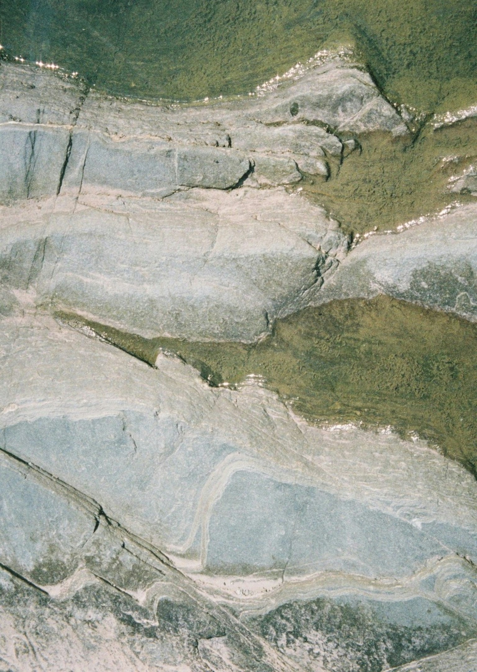 Vista aérea que muestra formaciones geológicas en capas