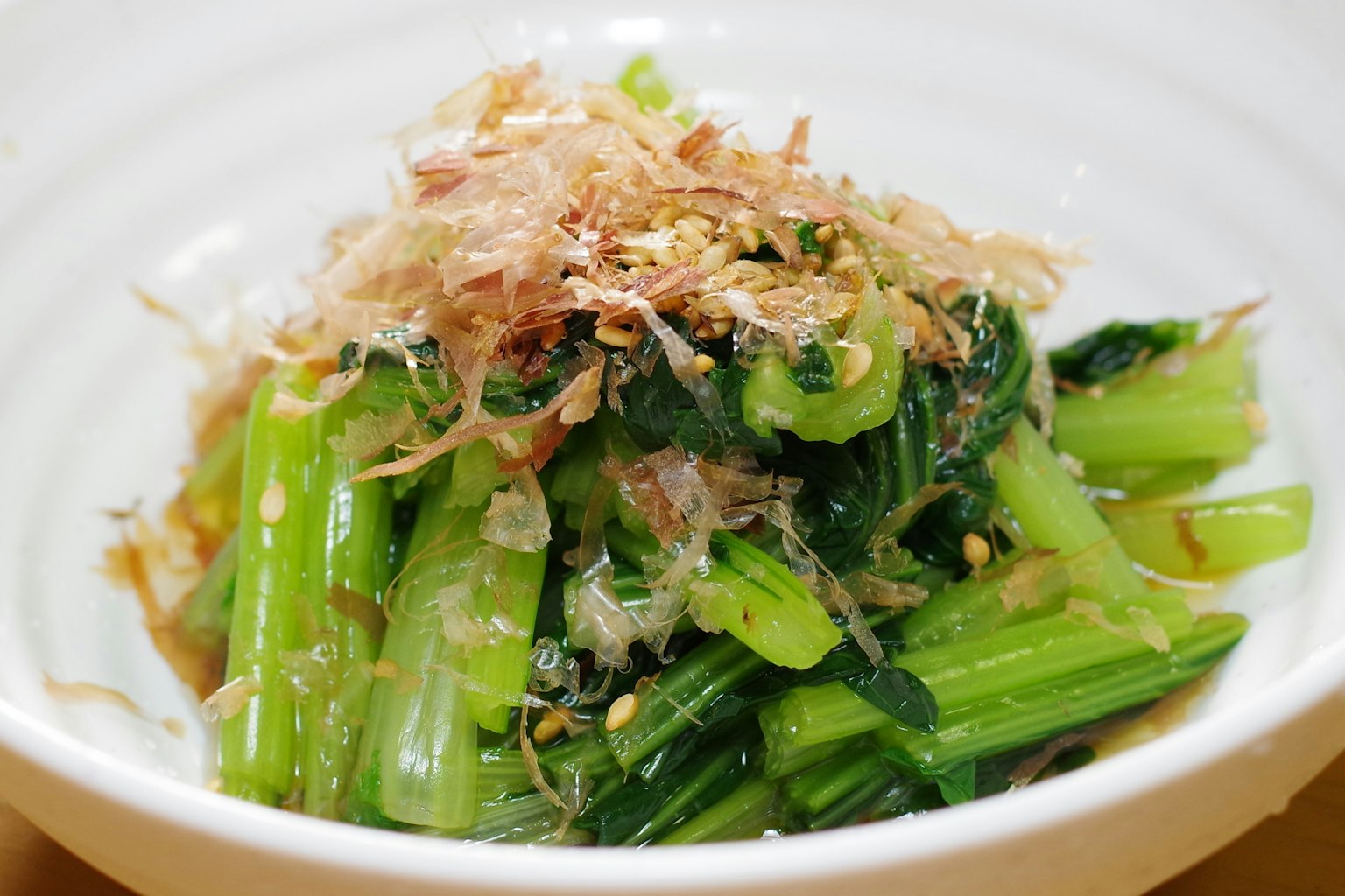 Un plat de légumes frais garni de flocons de bonite