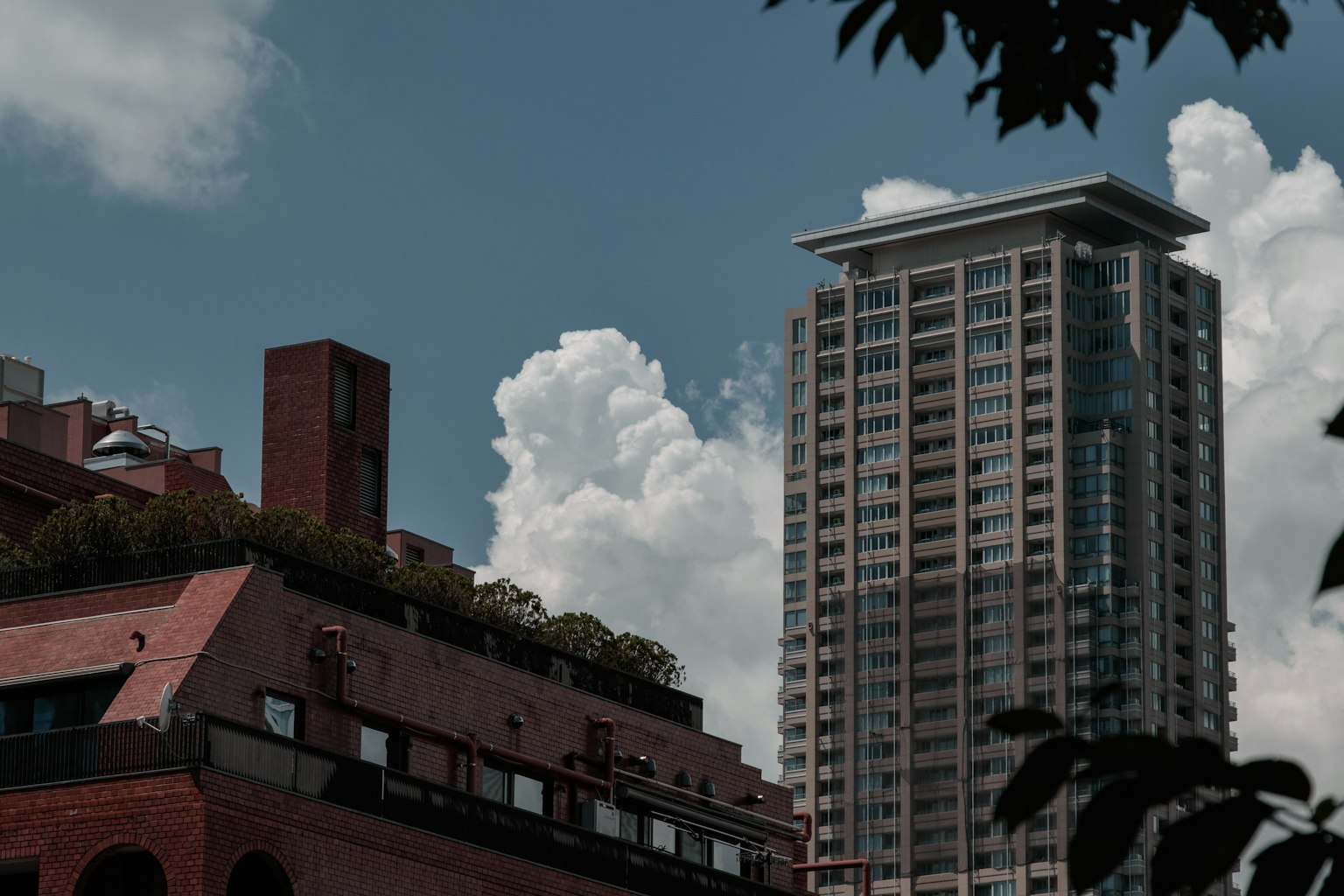 城市風景，特色高樓和蓬鬆的雲朵