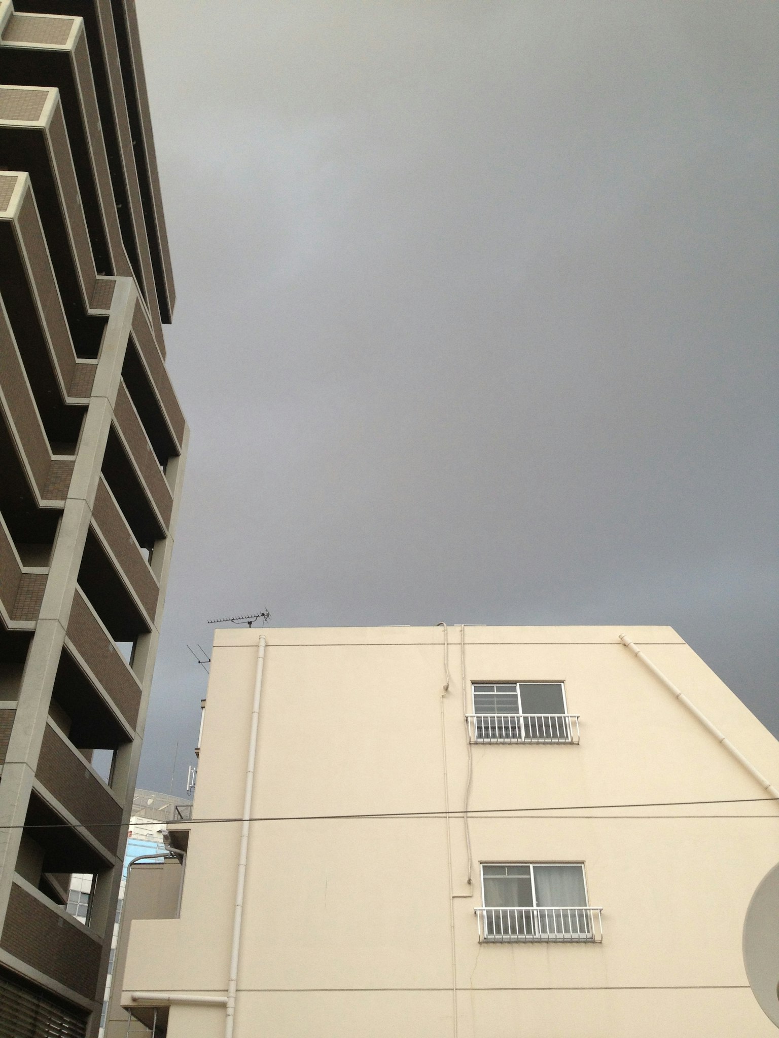 Cielo gris con edificios de concreto a la vista