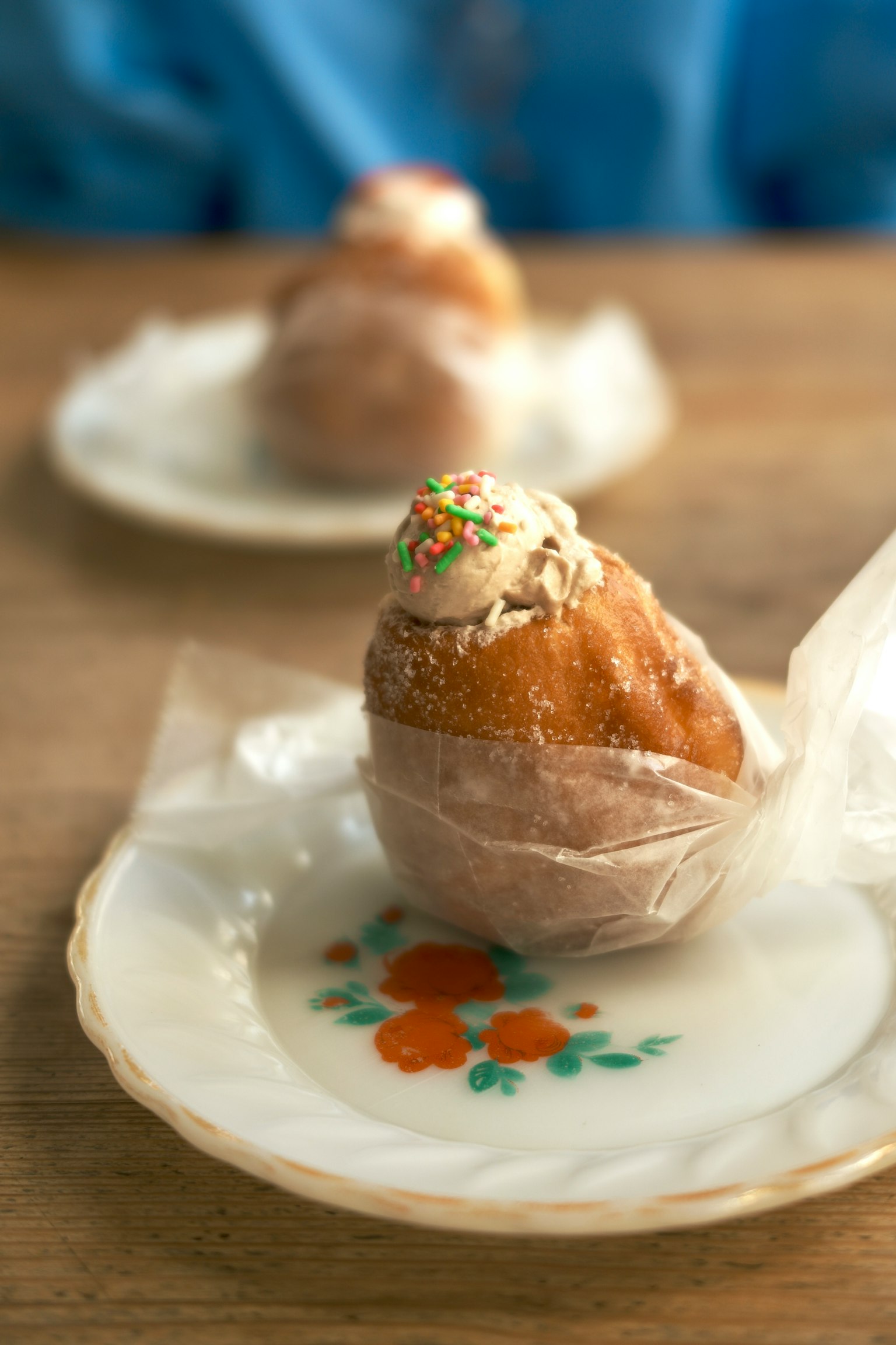 ขนมที่ห่ออยู่สองชิ้นบนจานตกแต่ง