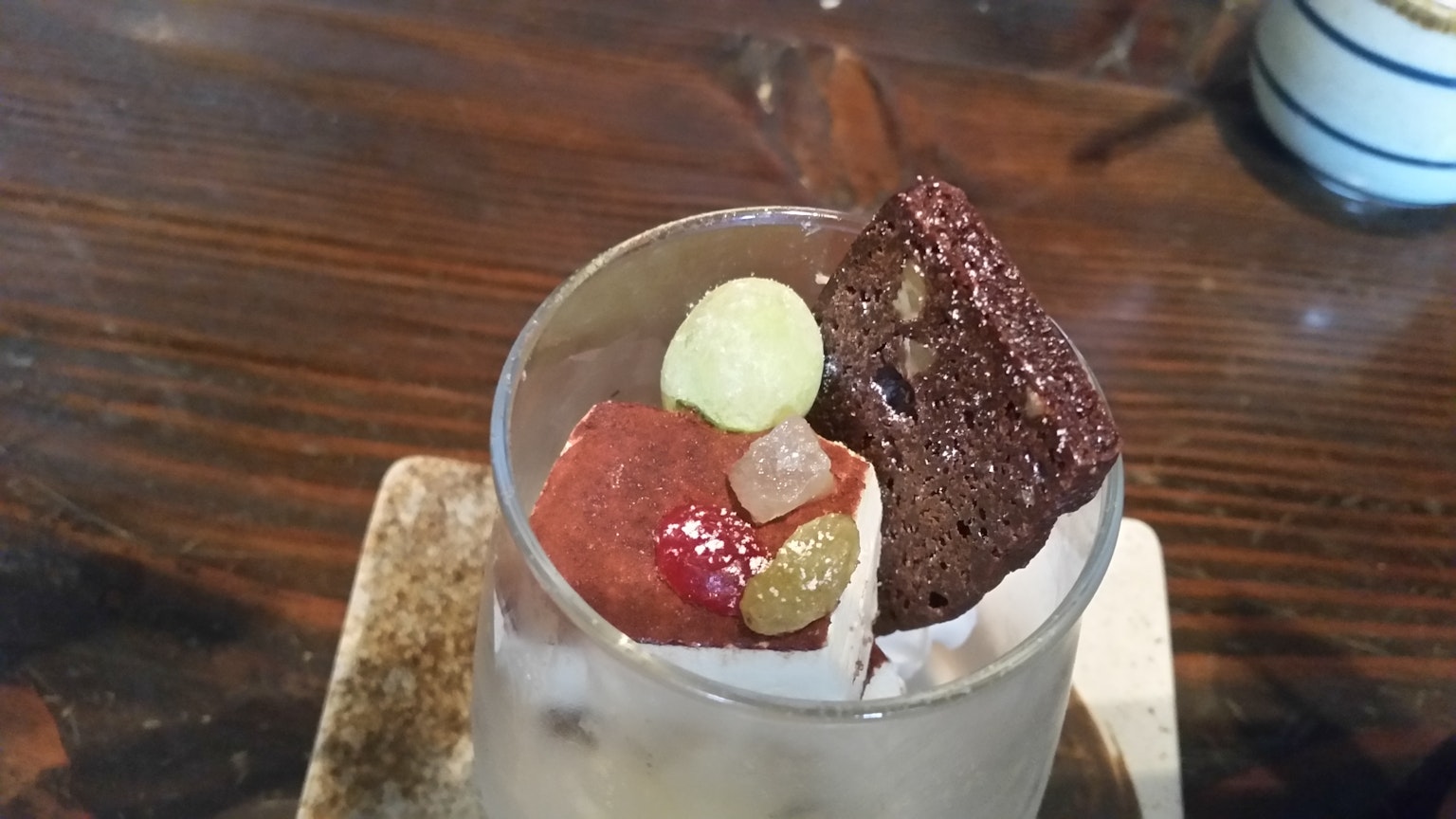 杯中甜点，上面有巧克力蛋糕和水果装饰