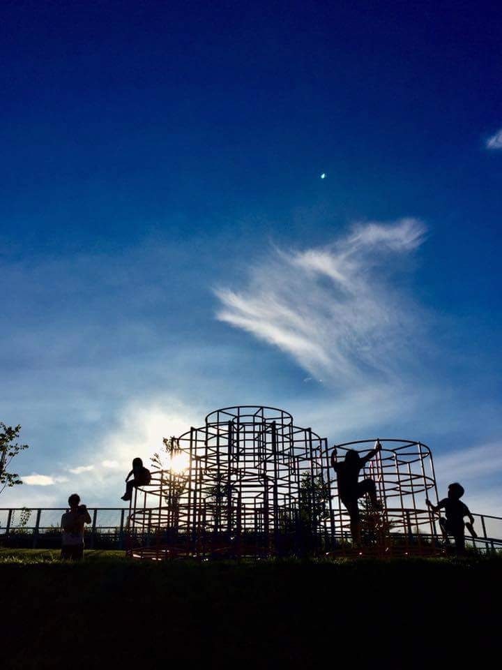 空に向かう遊具のシルエットと夕暮れの雲