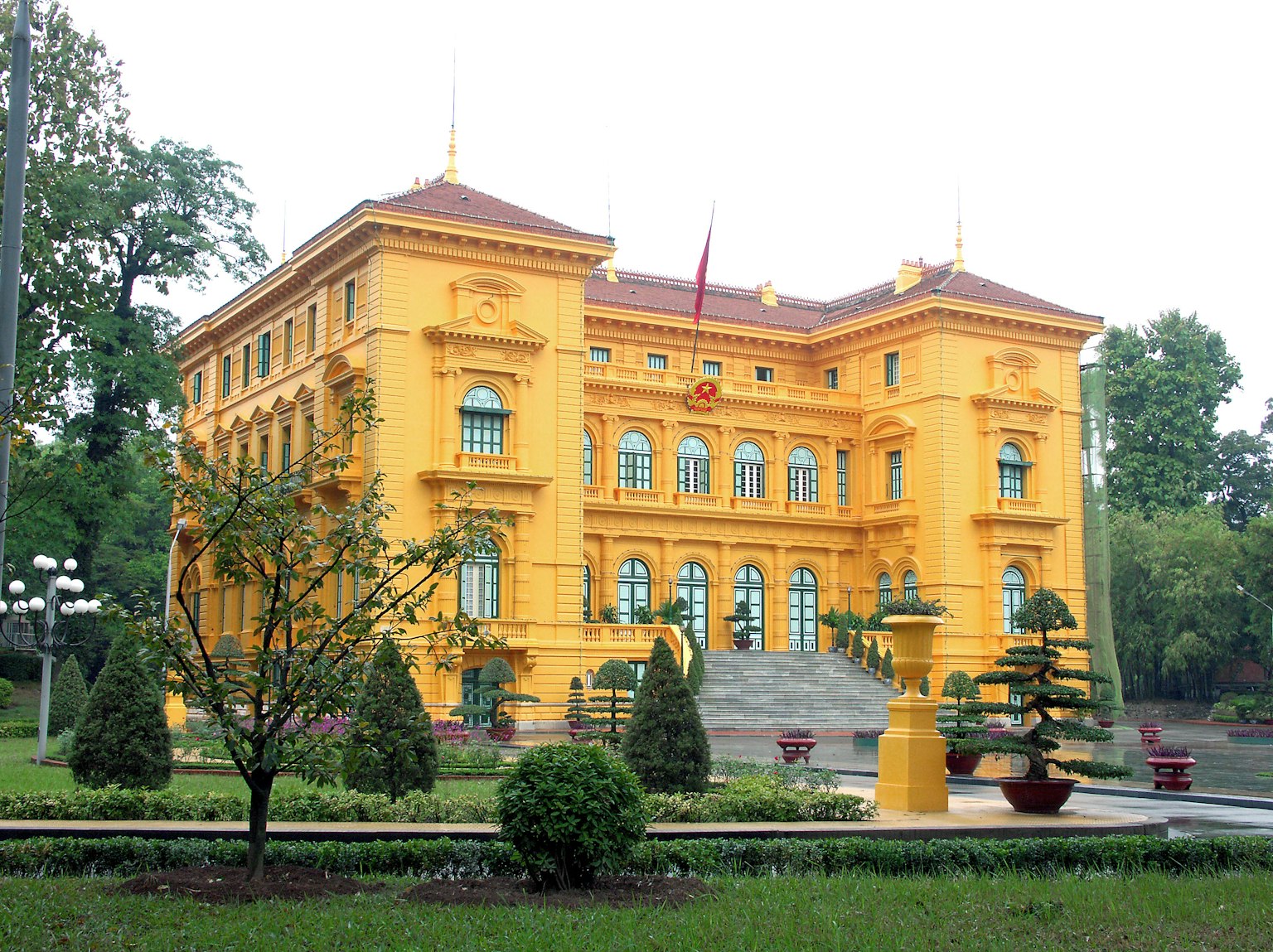 Il palazzo giallo a Hanoi è un edificio storico circondato da un bellissimo giardino