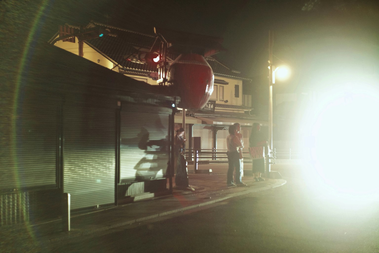 夜の街角で消防車が作業している様子 赤い消防車と作業員の姿が見える