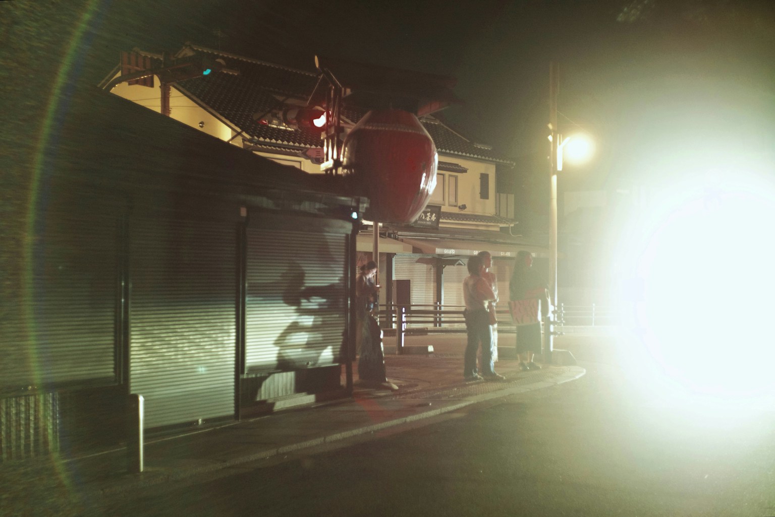 Feuerwehrfahrzeug arbeitet nachts an einer Straßenecke Rotes Feuerwehrfahrzeug und Arbeiter sichtbar