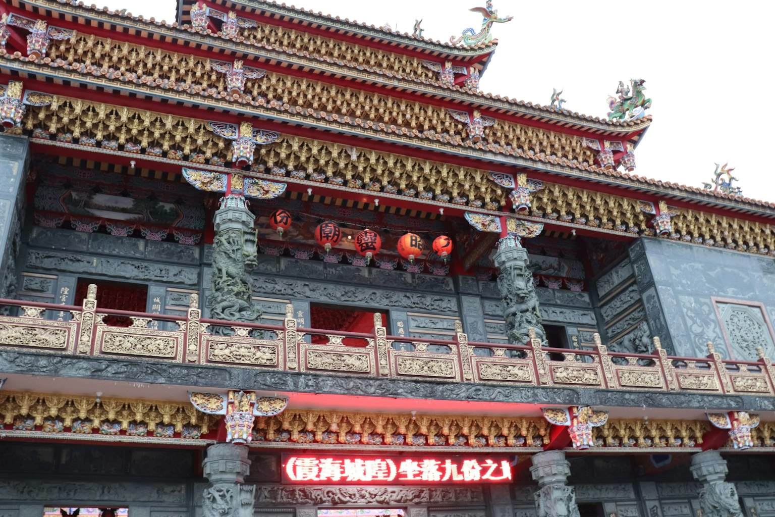 传统寺庙外观，特色红灯笼和华丽雕刻