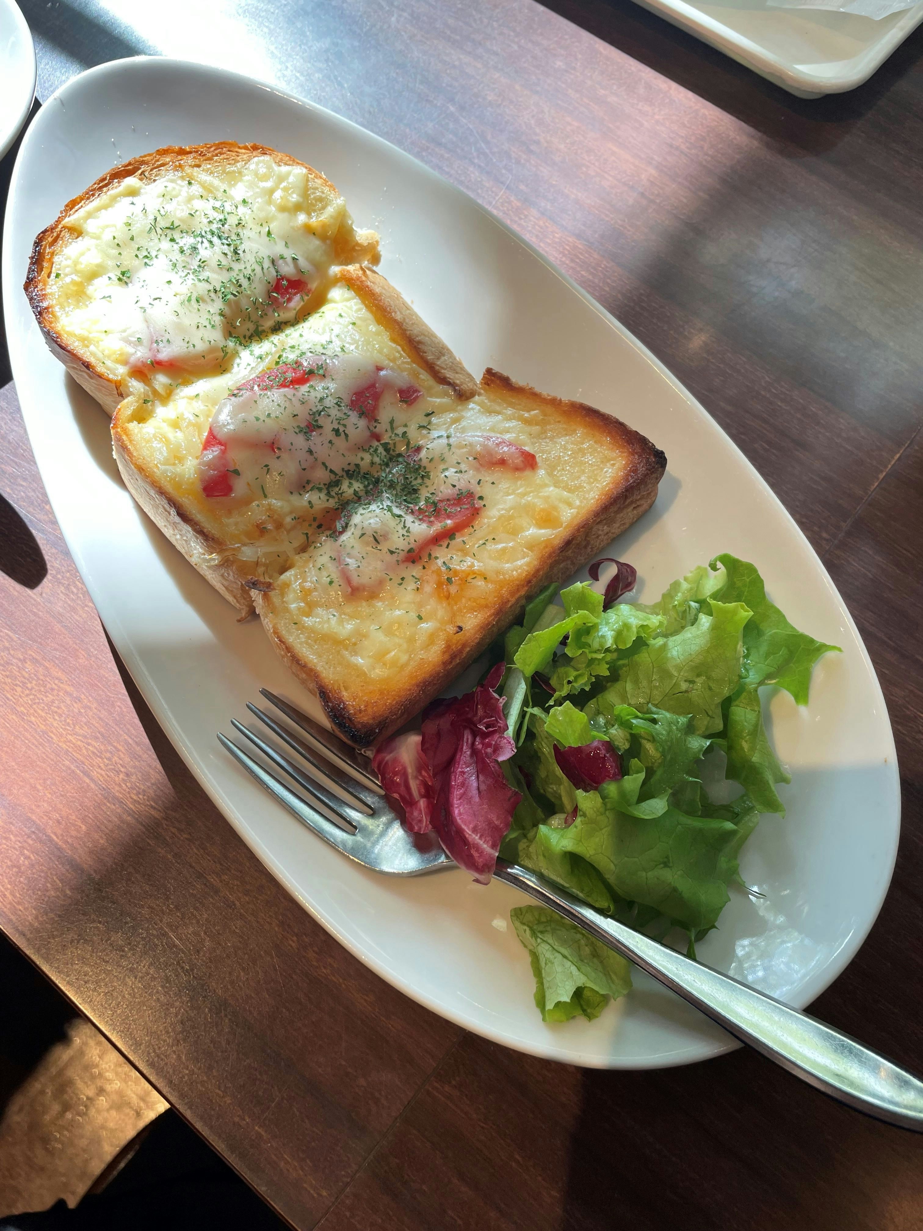 pain perdu et salade dans une assiette