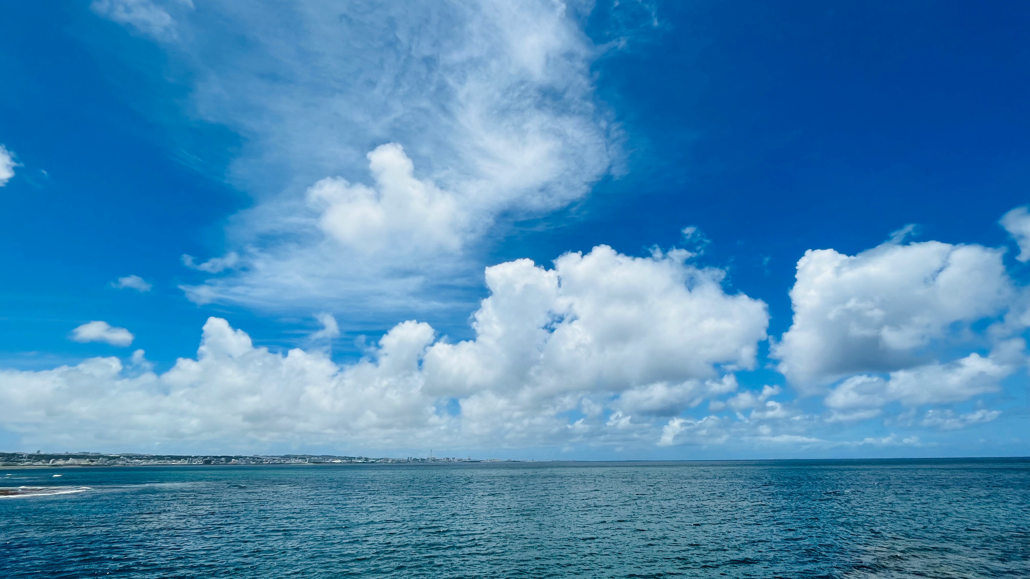 青い空の下に広がる海と水平線