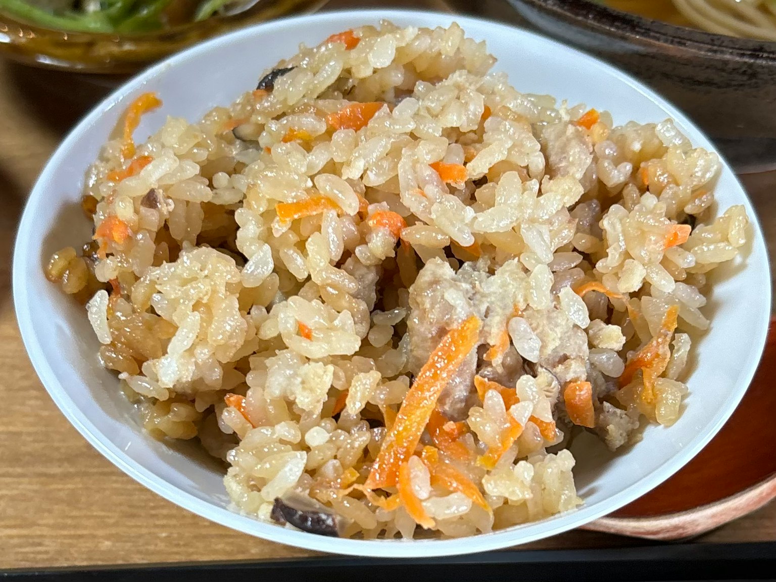 Un tazón de arroz sabroso mezclado con verduras y carne