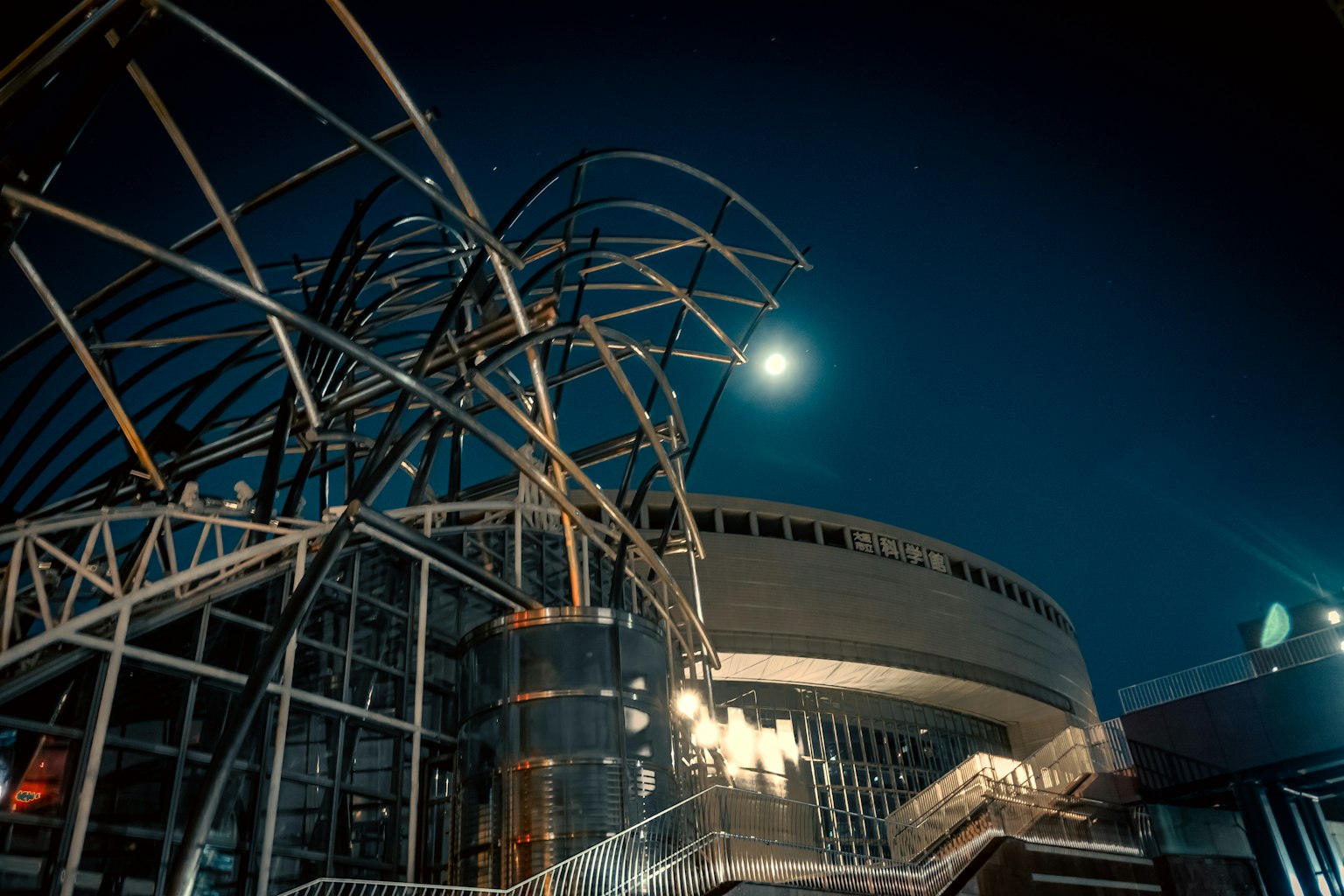 โครงสร้างสถาปัตยกรรมสมัยใหม่ที่ส่องสว่างในคืนที่มีแสงจันทร์