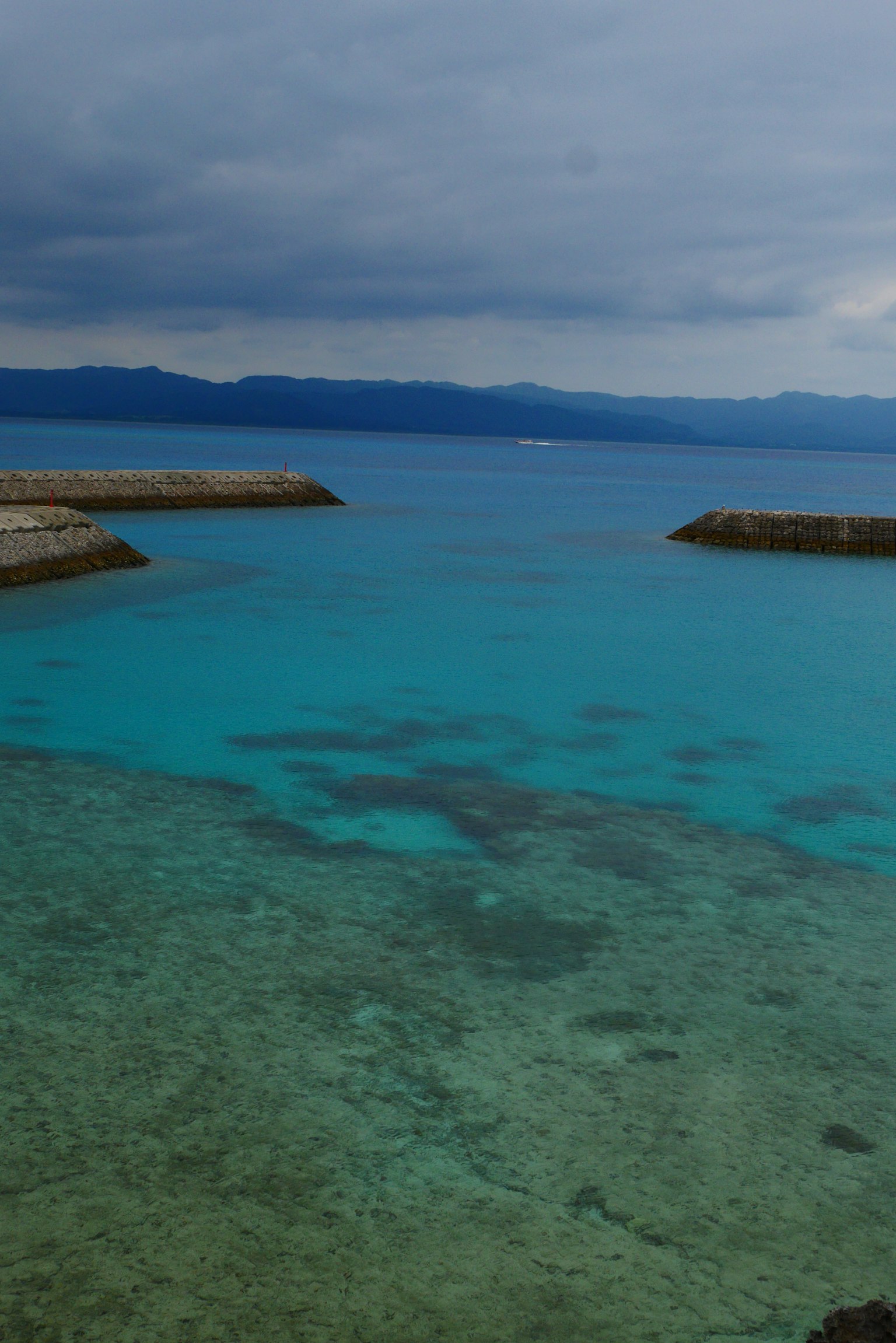 云层下的蓝绿色水域风景