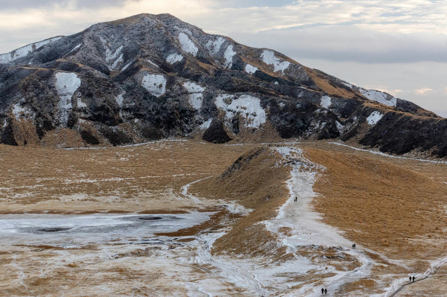 Montagna innevata con un paesaggio di prateria secca