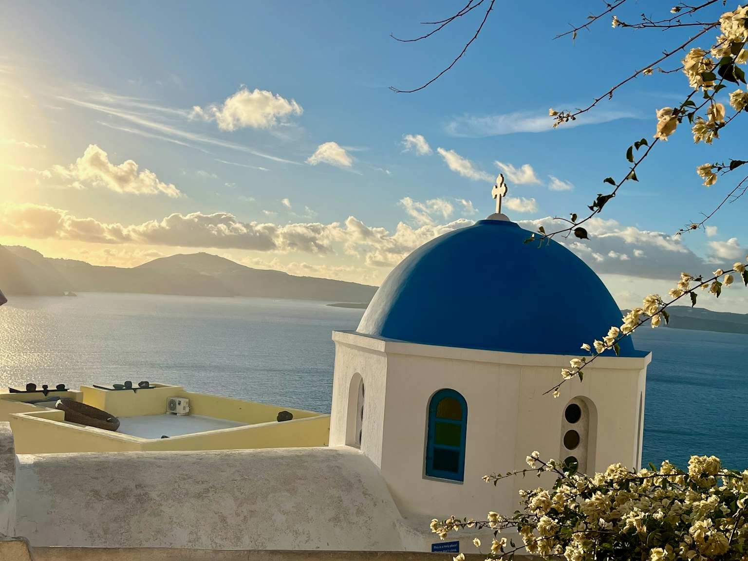 Vue magnifique d'un dôme bleu et de la mer à Santorin