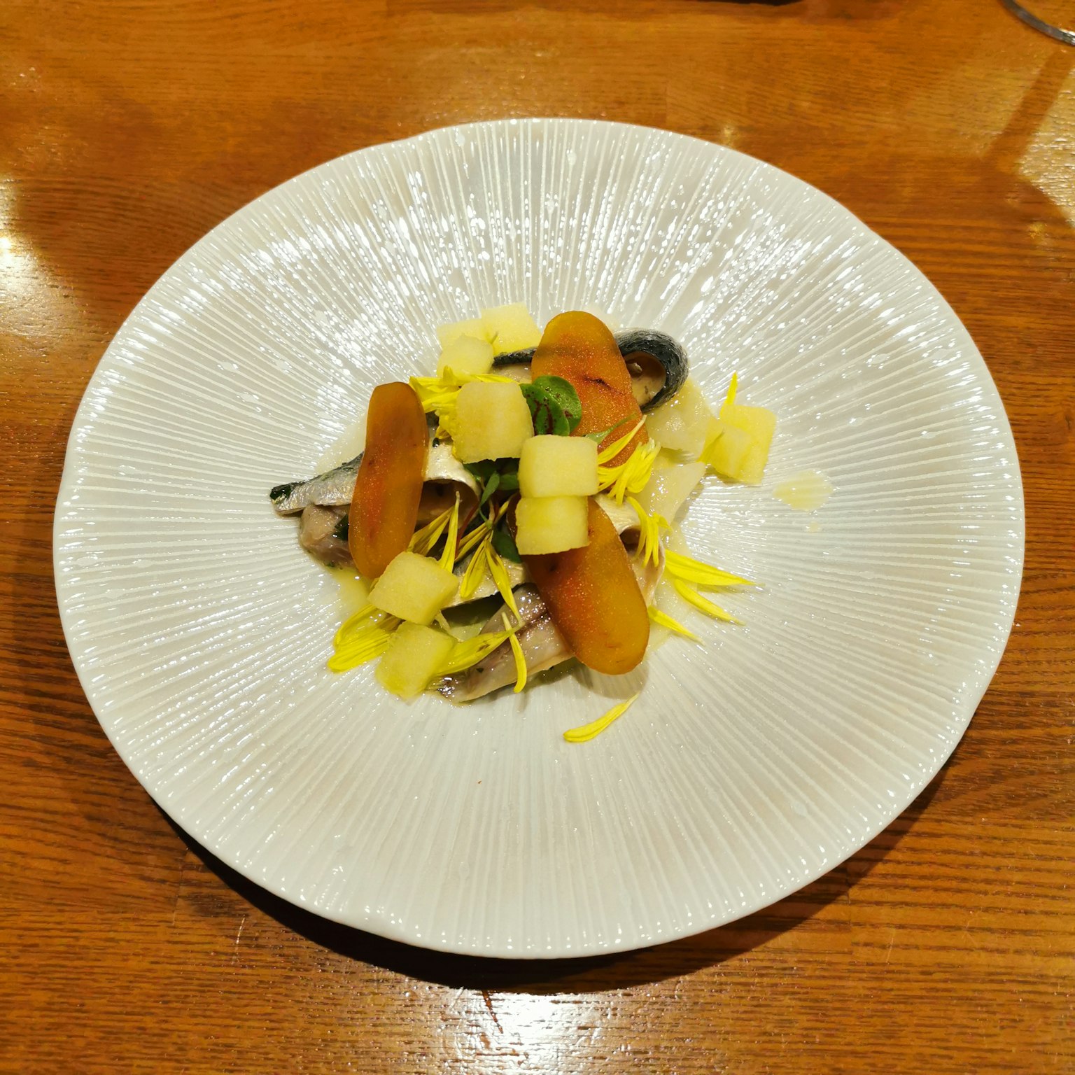 優雅的菜餚呈現 白色盤子上擺放著蔬菜和香草