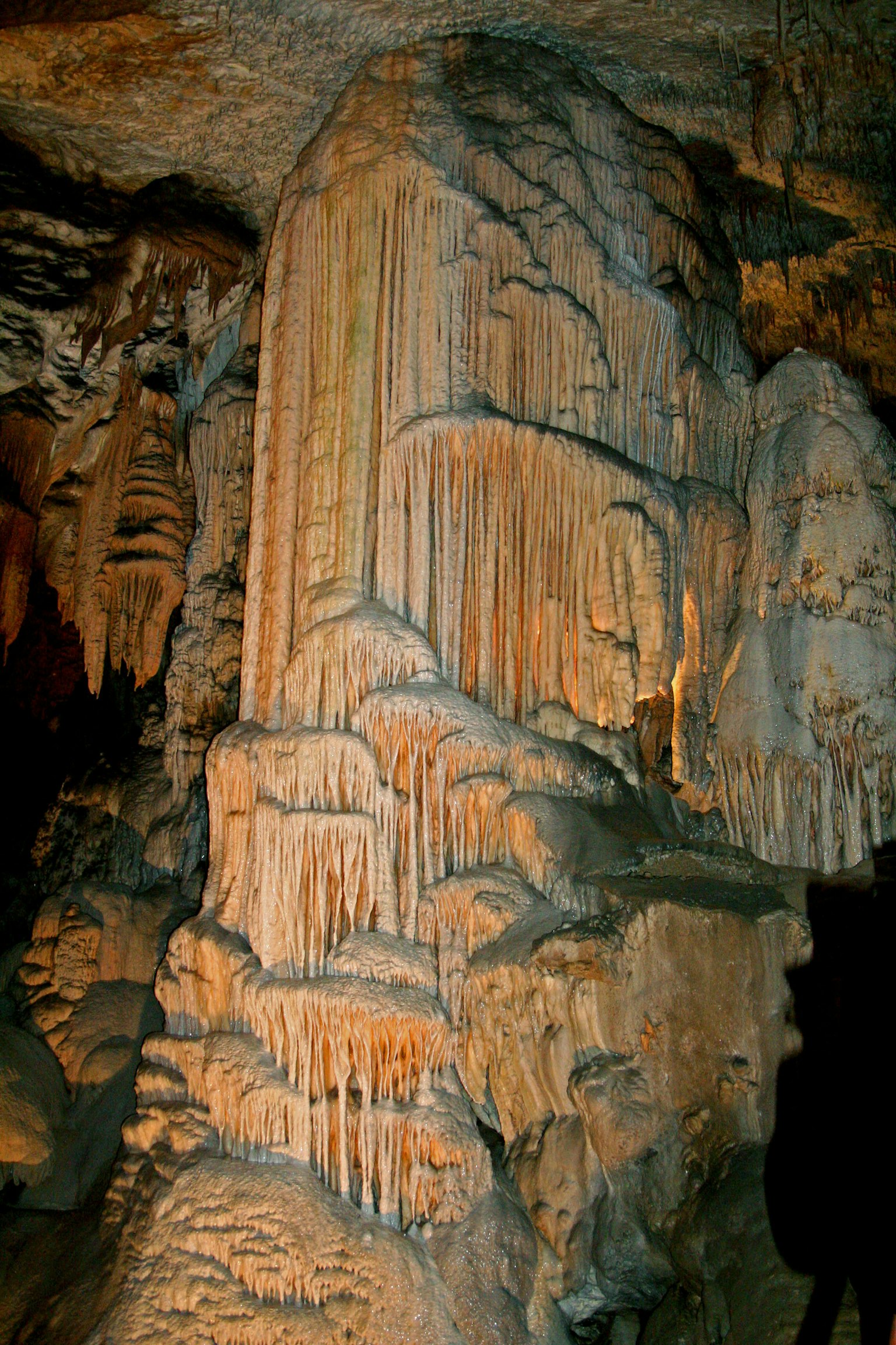 Große Stalagmiten in einer Höhle mit komplexen Formationen