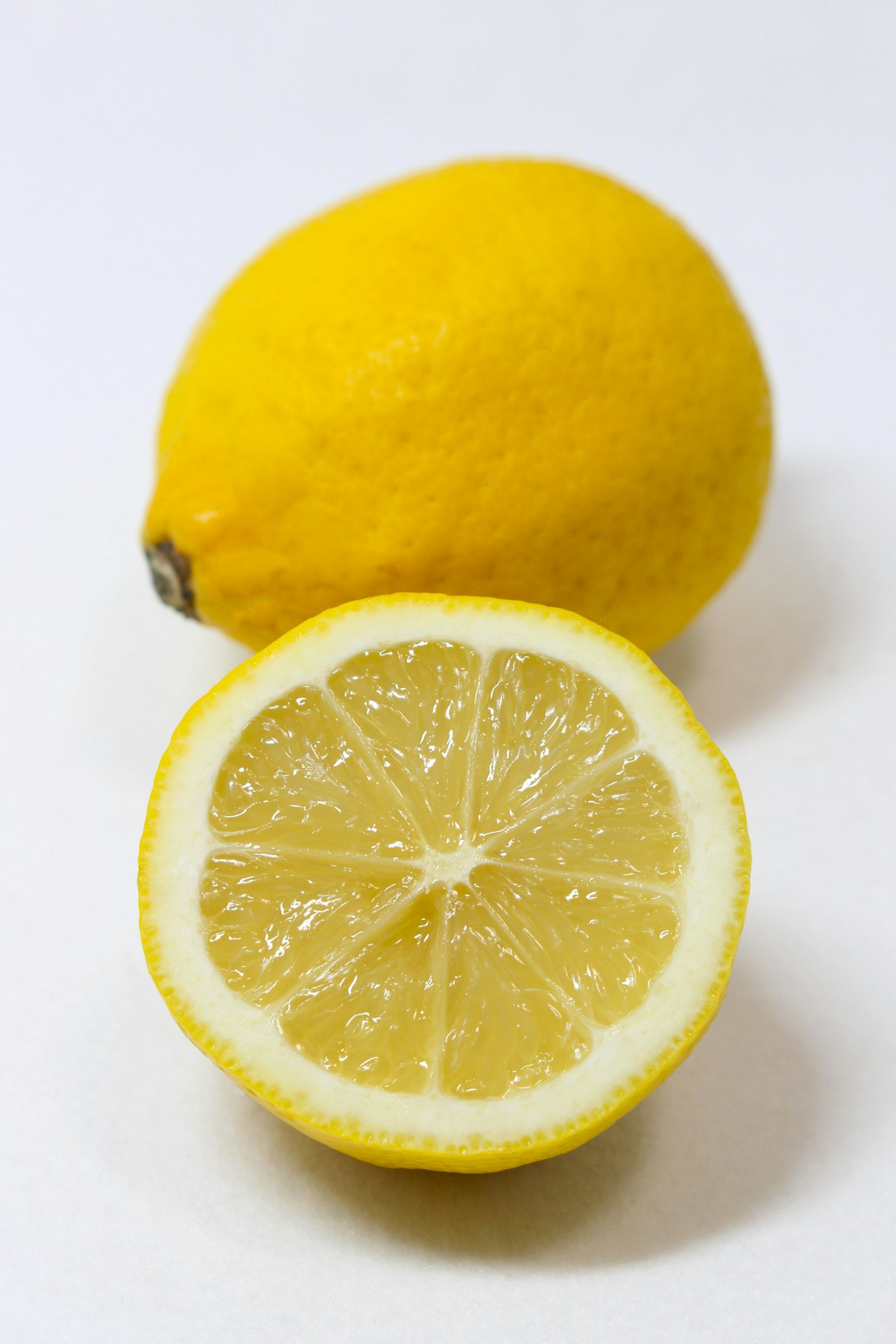 Limone fresco con metà affettata che mostra il suo interno