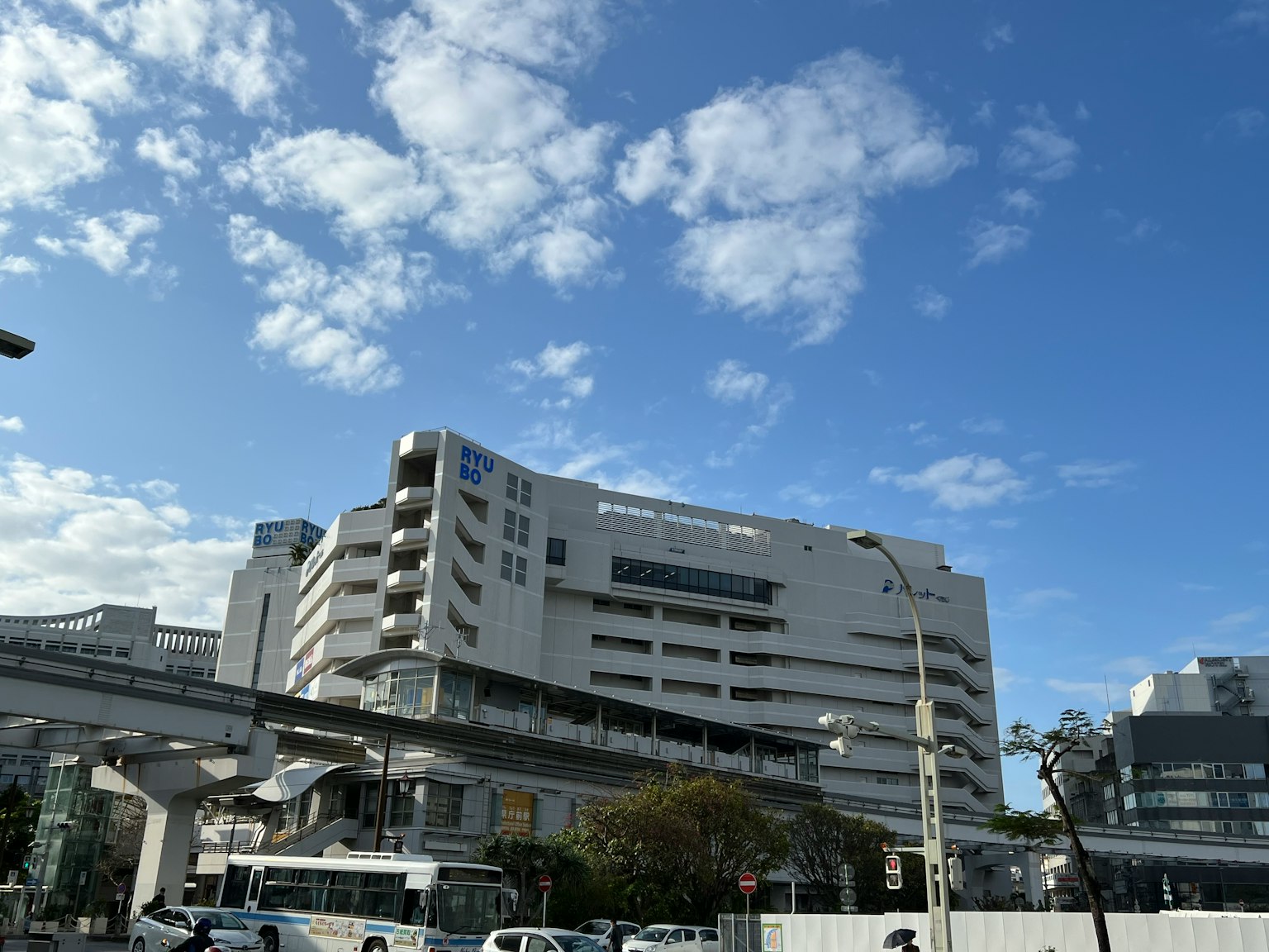 藍天白雲下的現代建築和單軌列車