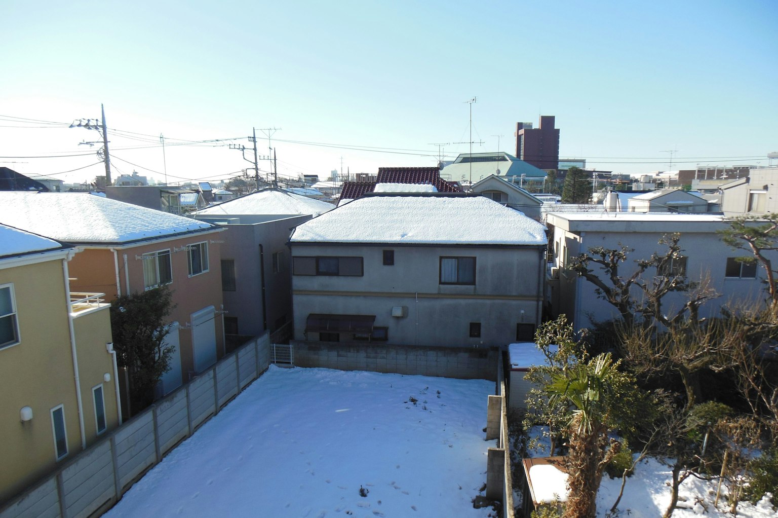 雪覆蓋的住宅區和晴朗的藍天