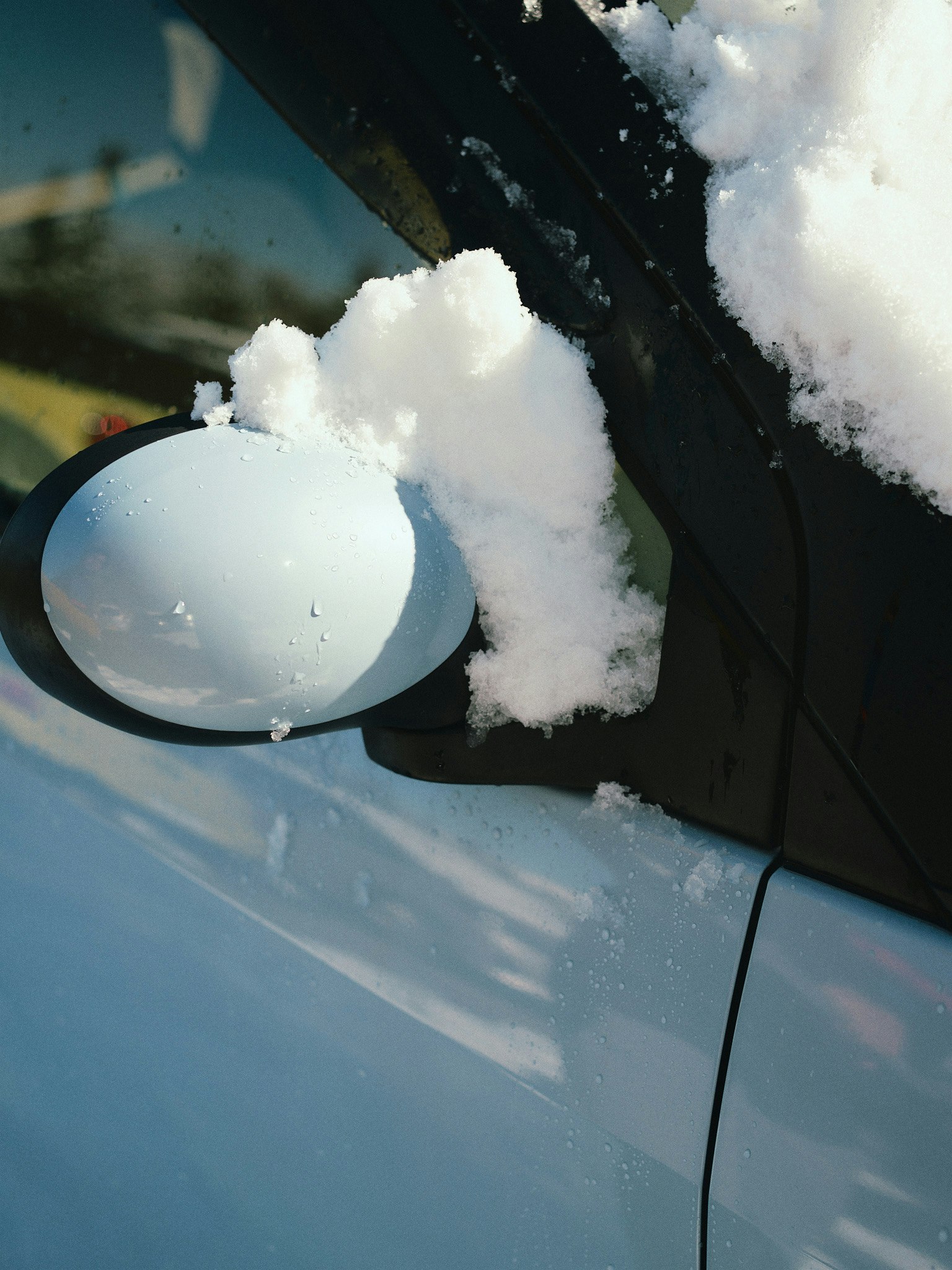 積雪覆蓋的汽車引擎蓋與雨刷