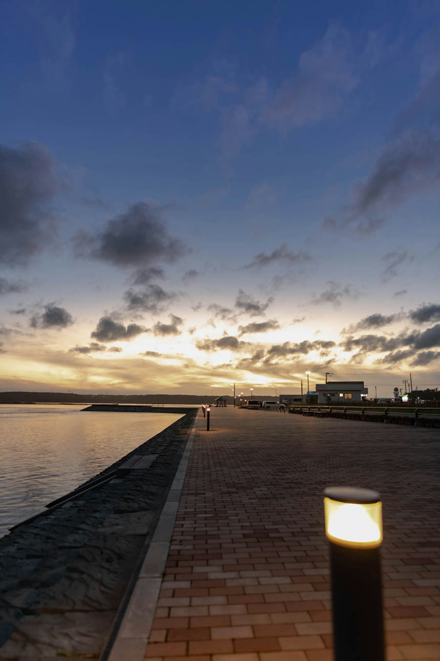 Paseo costero al anochecer con un farol