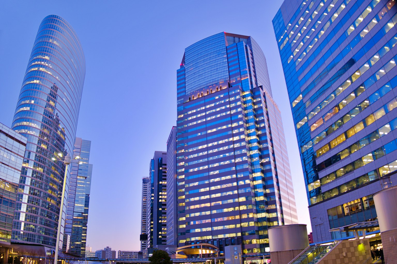 เส้นขอบฟ้าเมืองที่มีตึกระฟ้าสมัยใหม่ใต้ท้องฟ้ายามเย็น