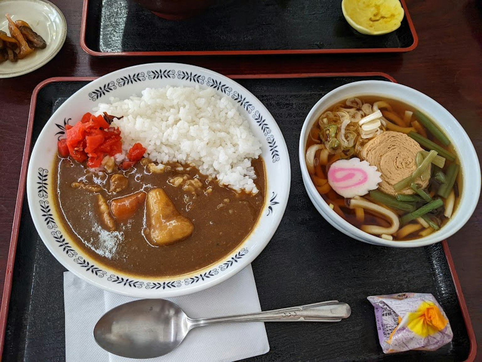 Bát cơm với cà ri và một bên mì udon