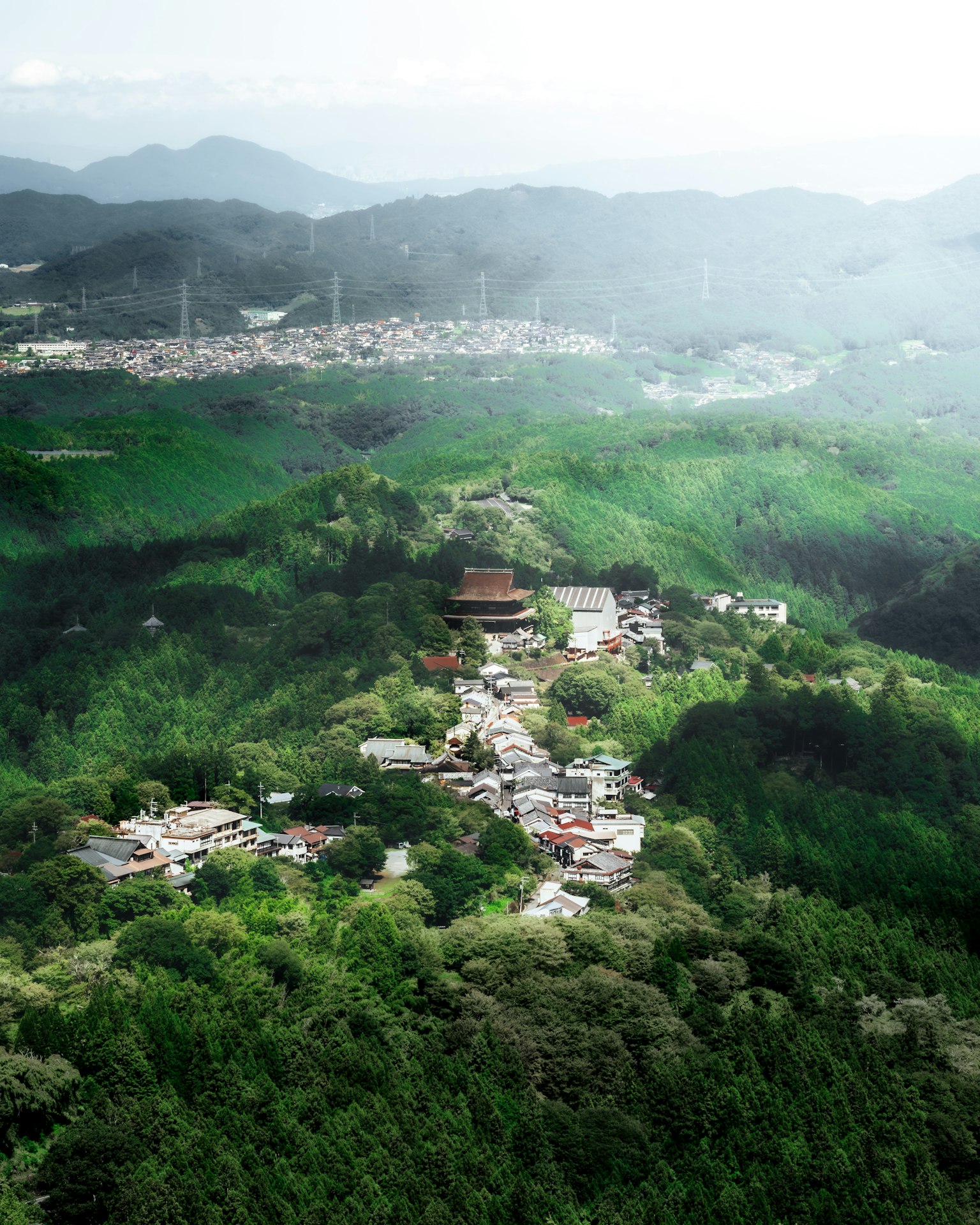 俯瞰绿意盎然的山上寺庙及周边村庄