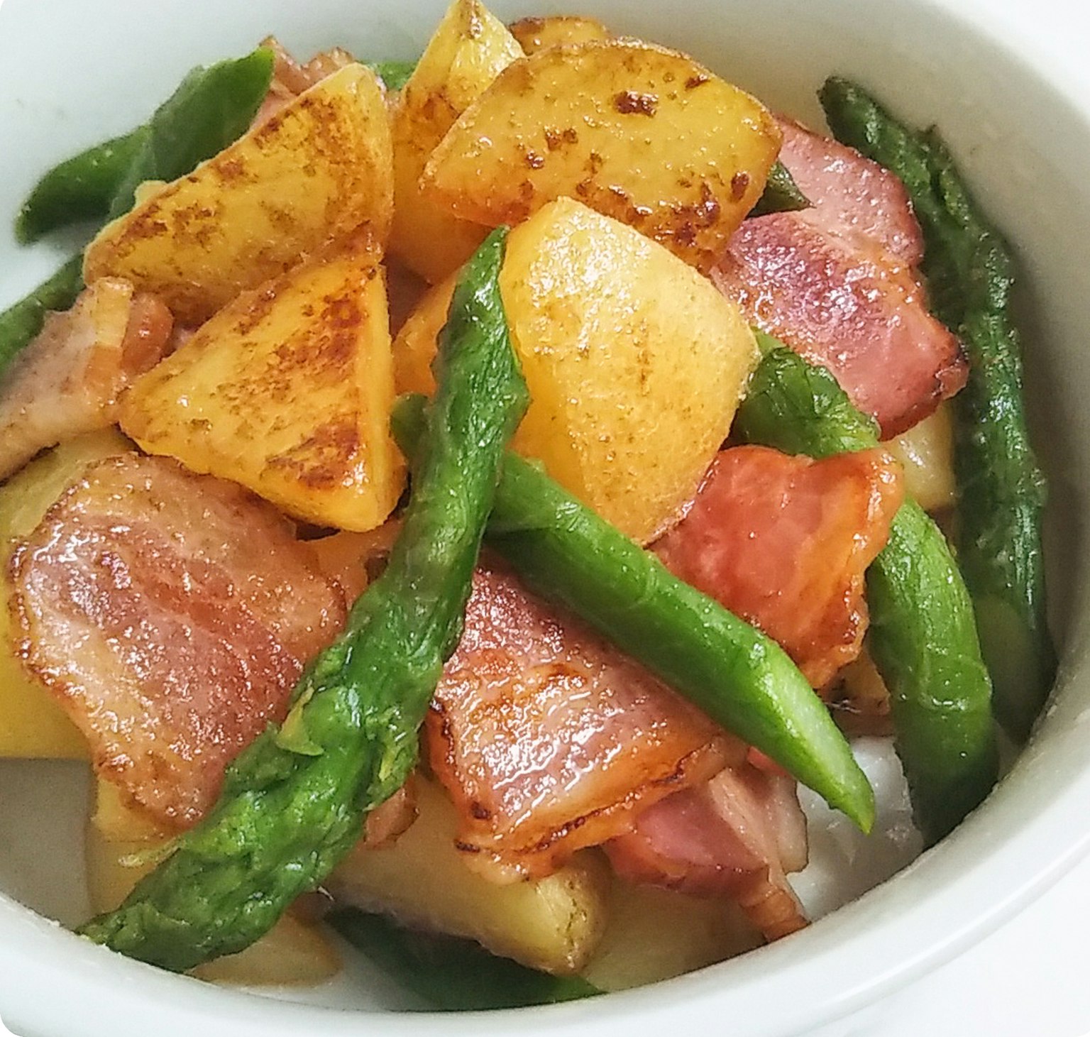 Pommes de terre sautées avec du bacon et des haricots verts