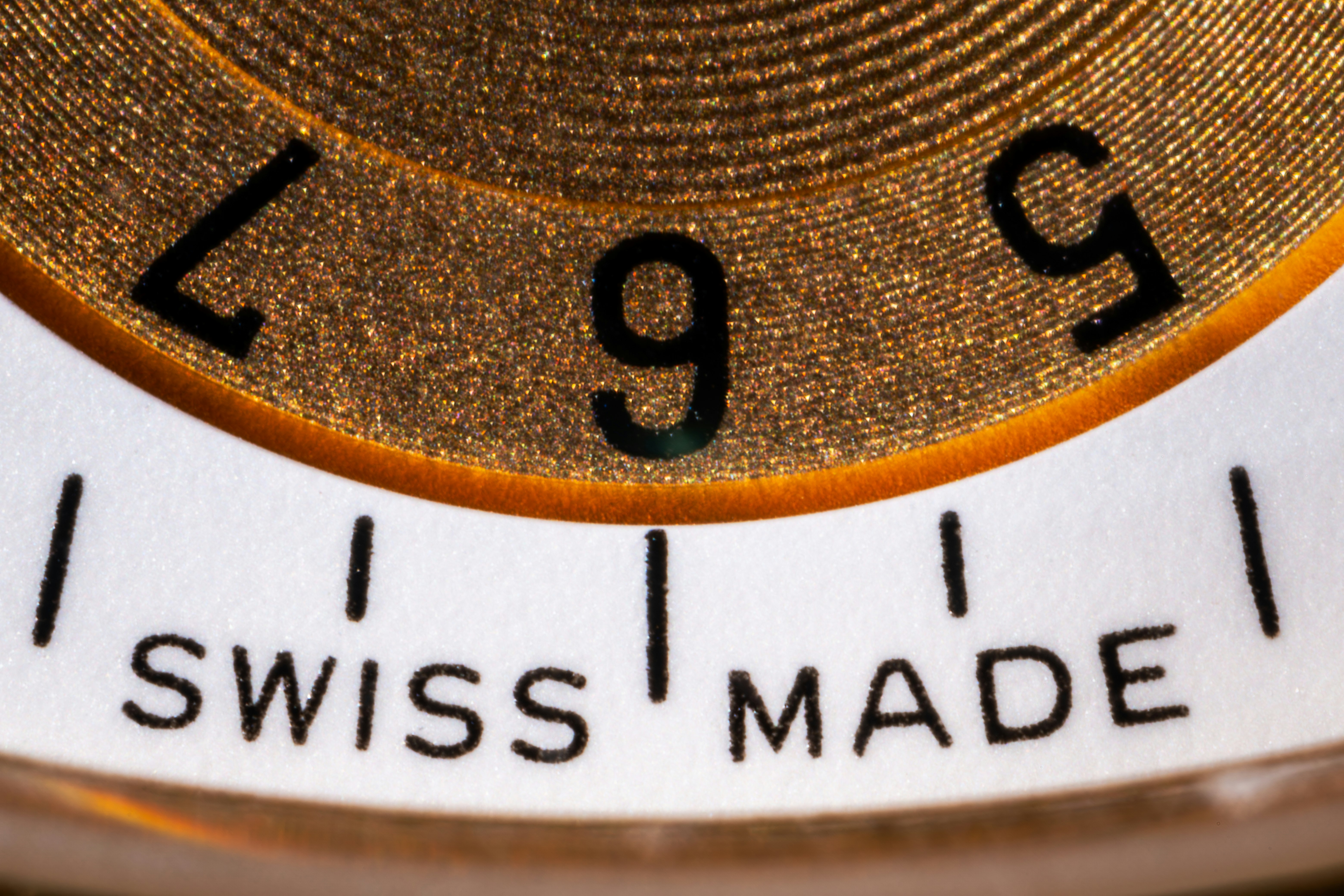 「SWISS MADE」刻印のある計器の文字盤アップ画像