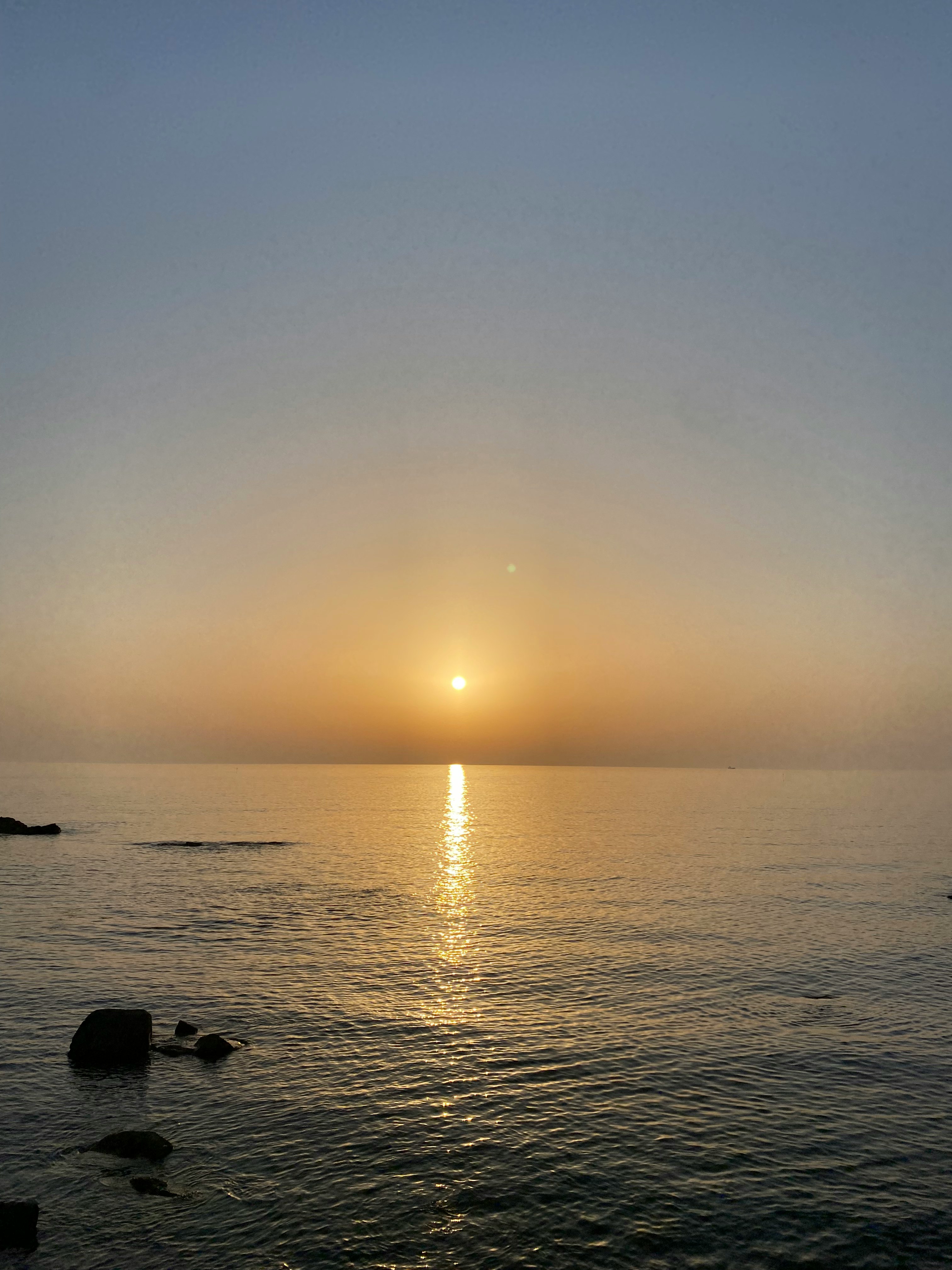 地平线夕阳与海面闪烁的倒影