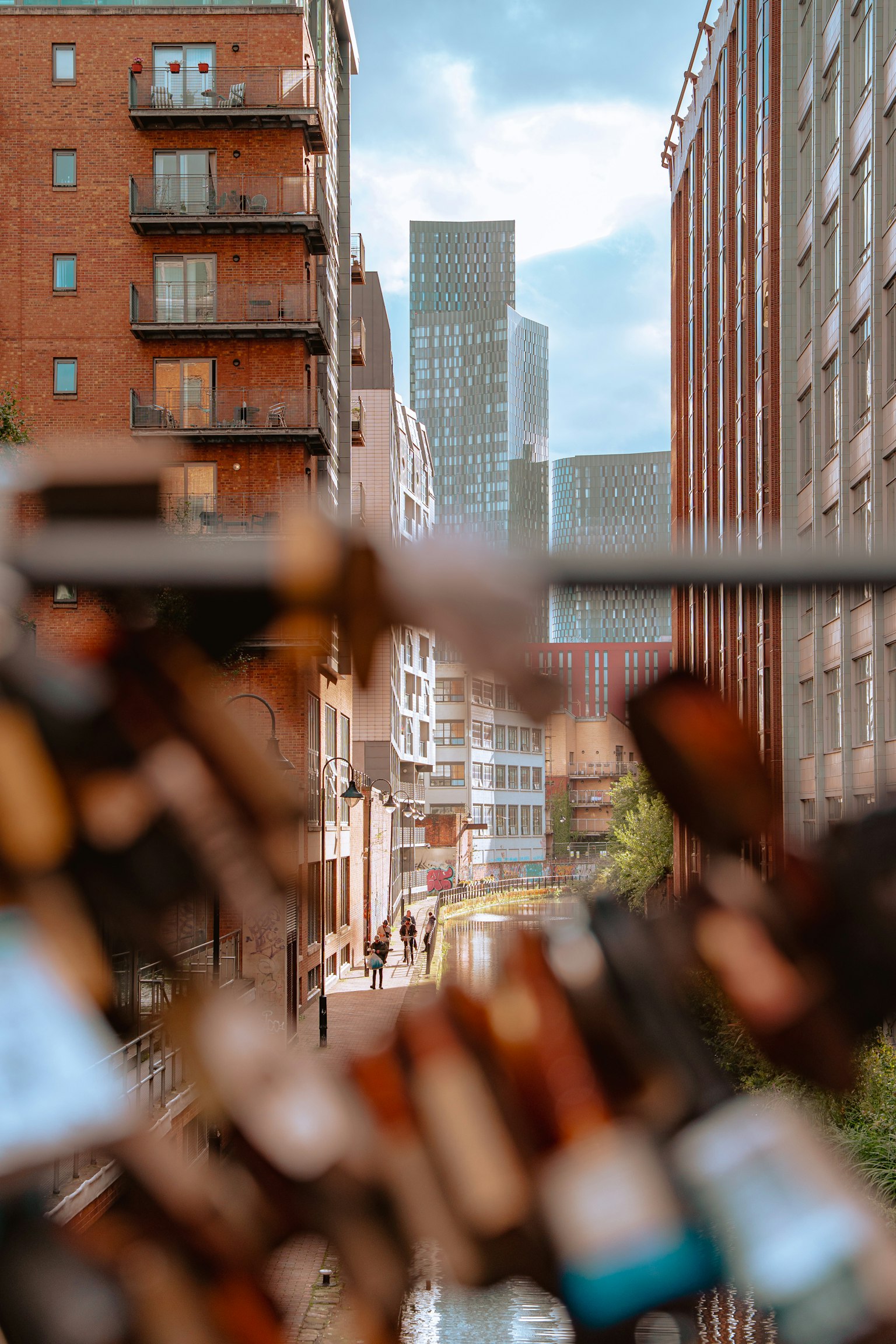 ロックがかかった橋の前景と背景に高層ビルが見える街の風景