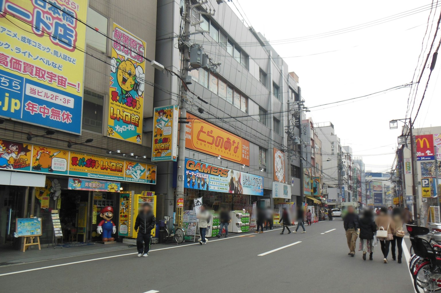 热闹的街道场景，包含商店和行人