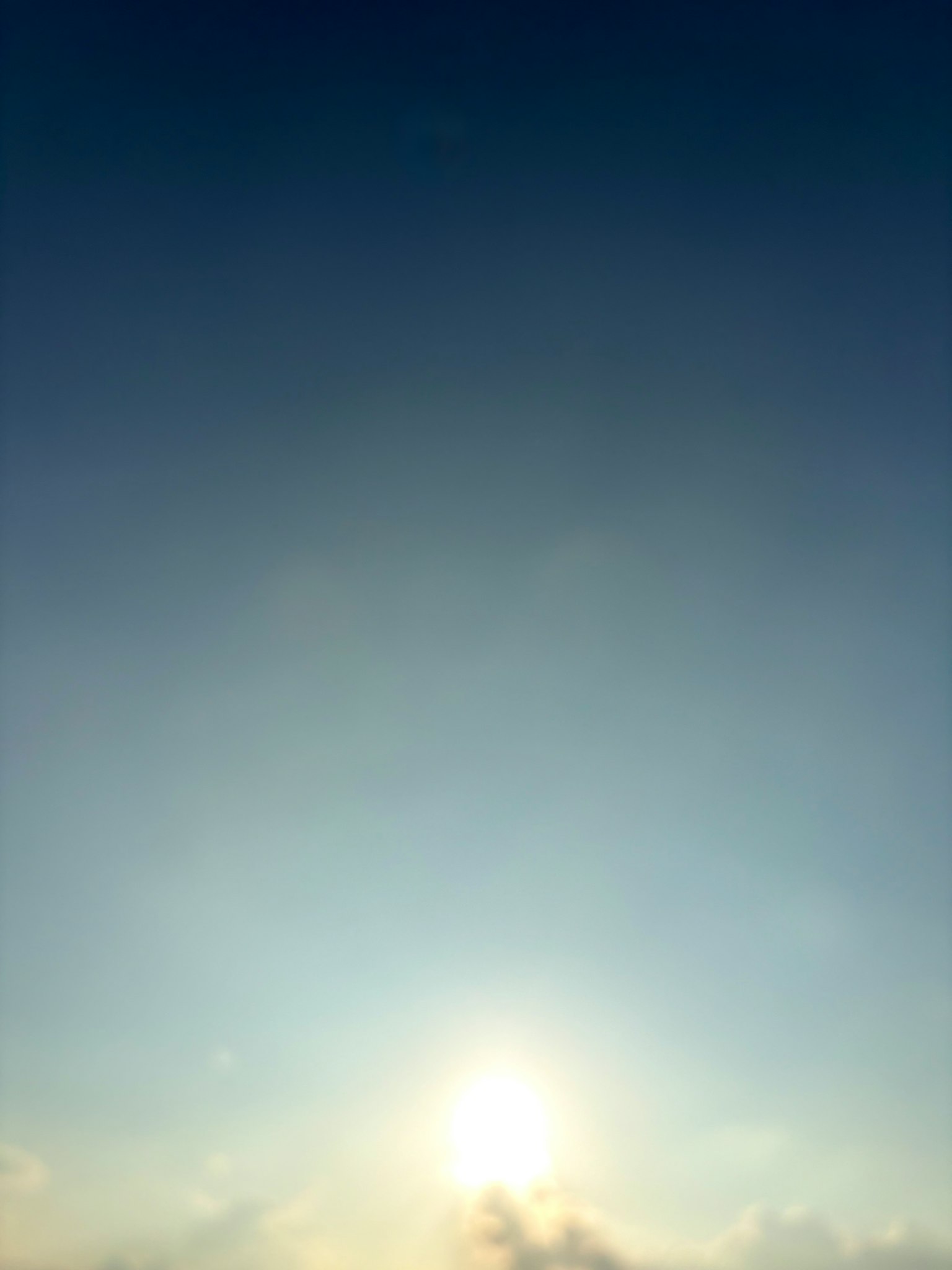 青空に浮かぶ太陽の光