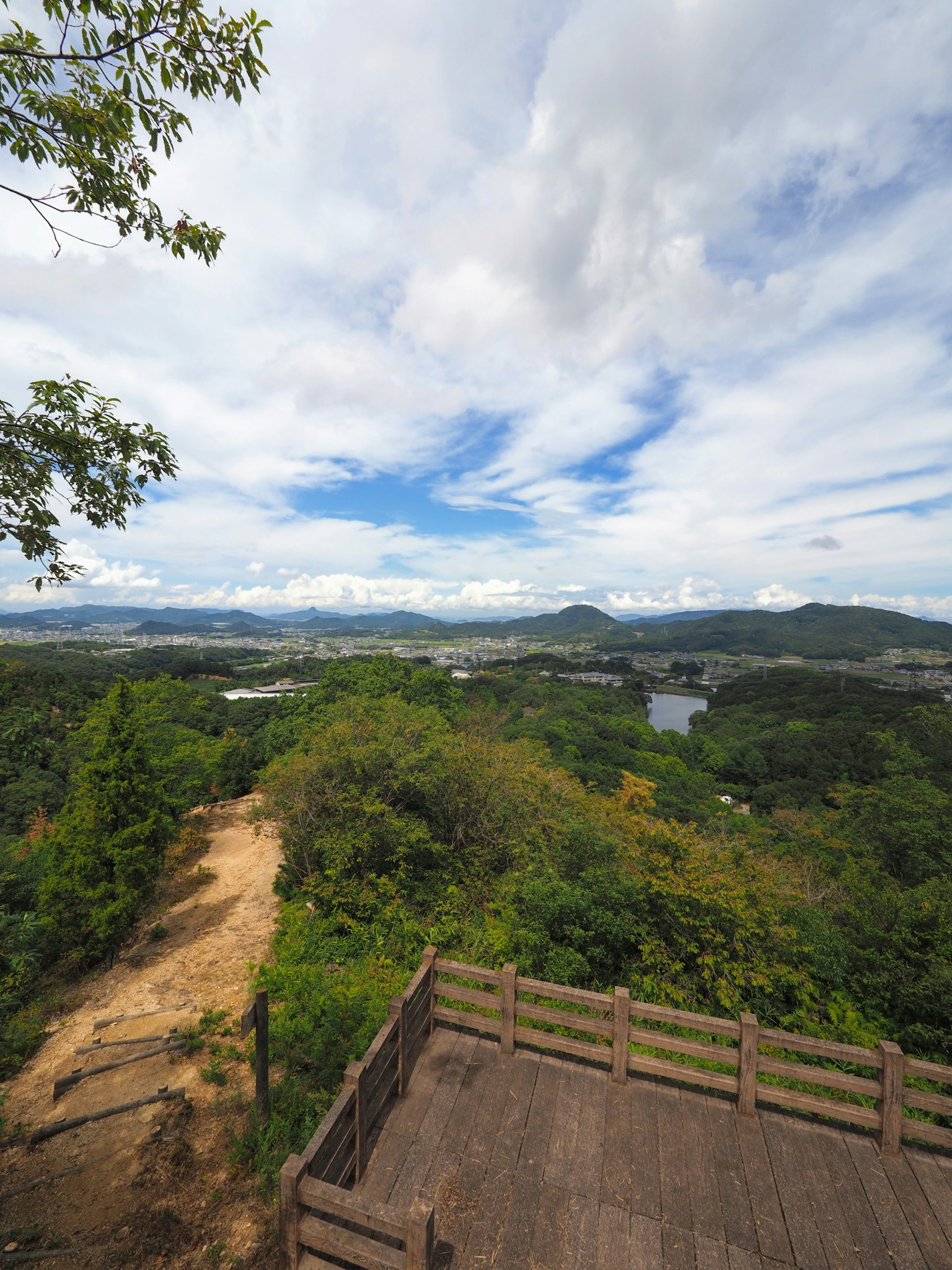 Pemandangan indah dari titik pandang dengan bukit hijau dan langit biru