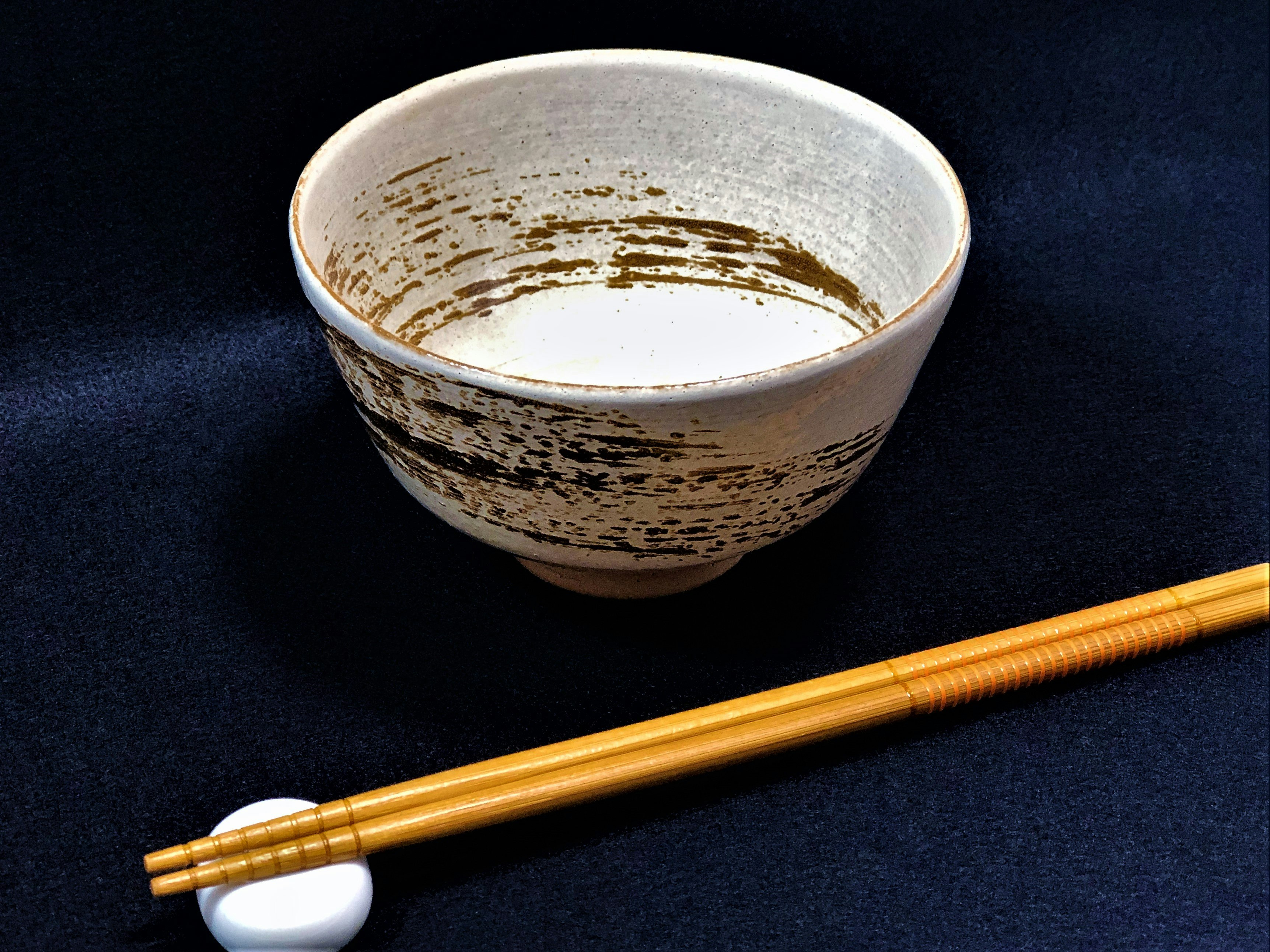盛着清茶的碗和筷子